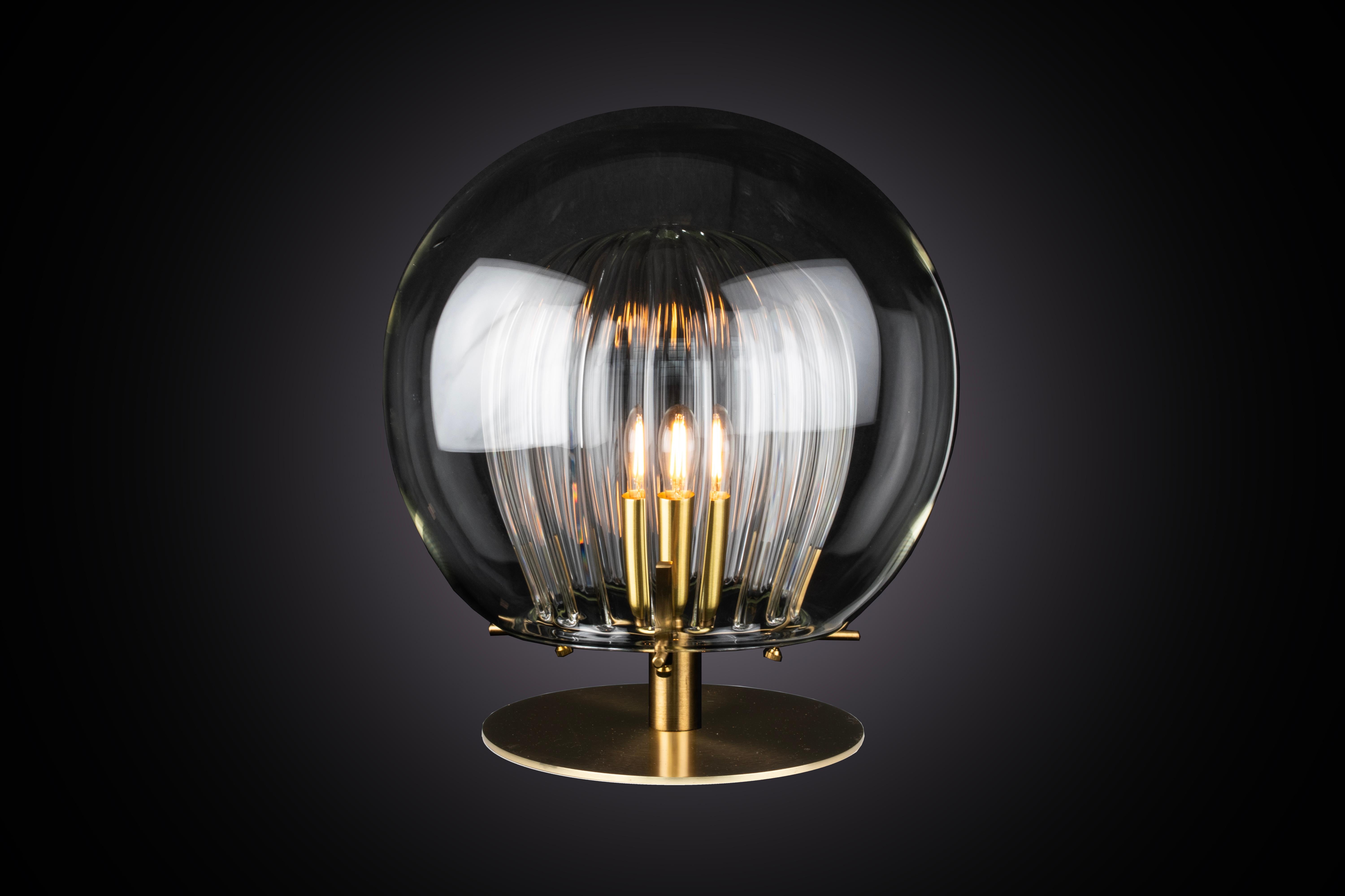 La nostra prima collezione di illuminazione comprende pendenti da soffitto, una luce laterale e una lampada da terra.

Realizzata a mano in Boemia e a Londra, la collezione si basa sul nostro amore per la lavorazione artigianale del vetro ceco e
