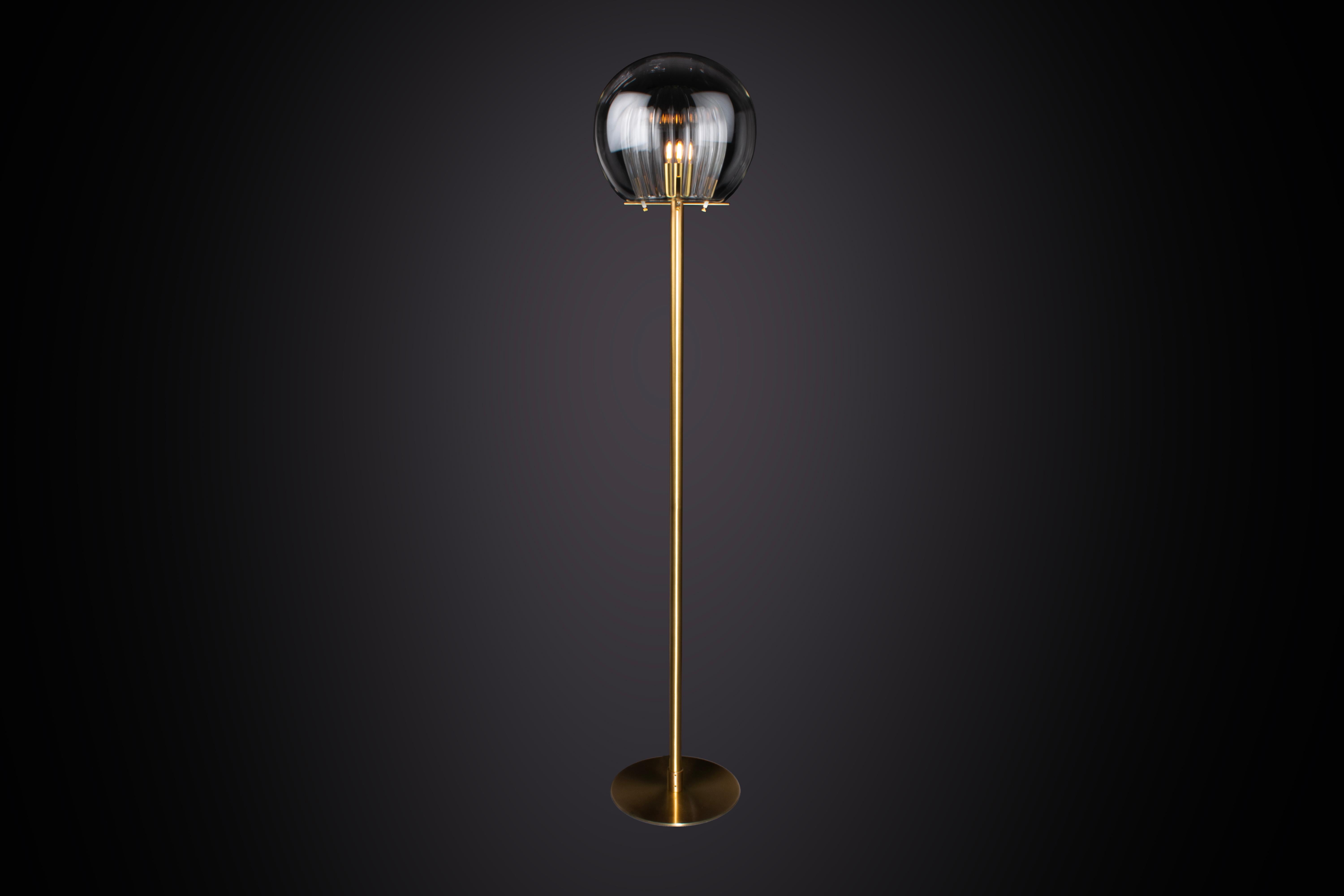 La nostra prima collezione di illuminazione comprende pendenti da soffitto, una luce laterale e una lampada da terra.

Realizzata a mano in Boemia e a Londra, la collezione si basa sul nostro amore per la lavorazione artigianale del vetro ceco e