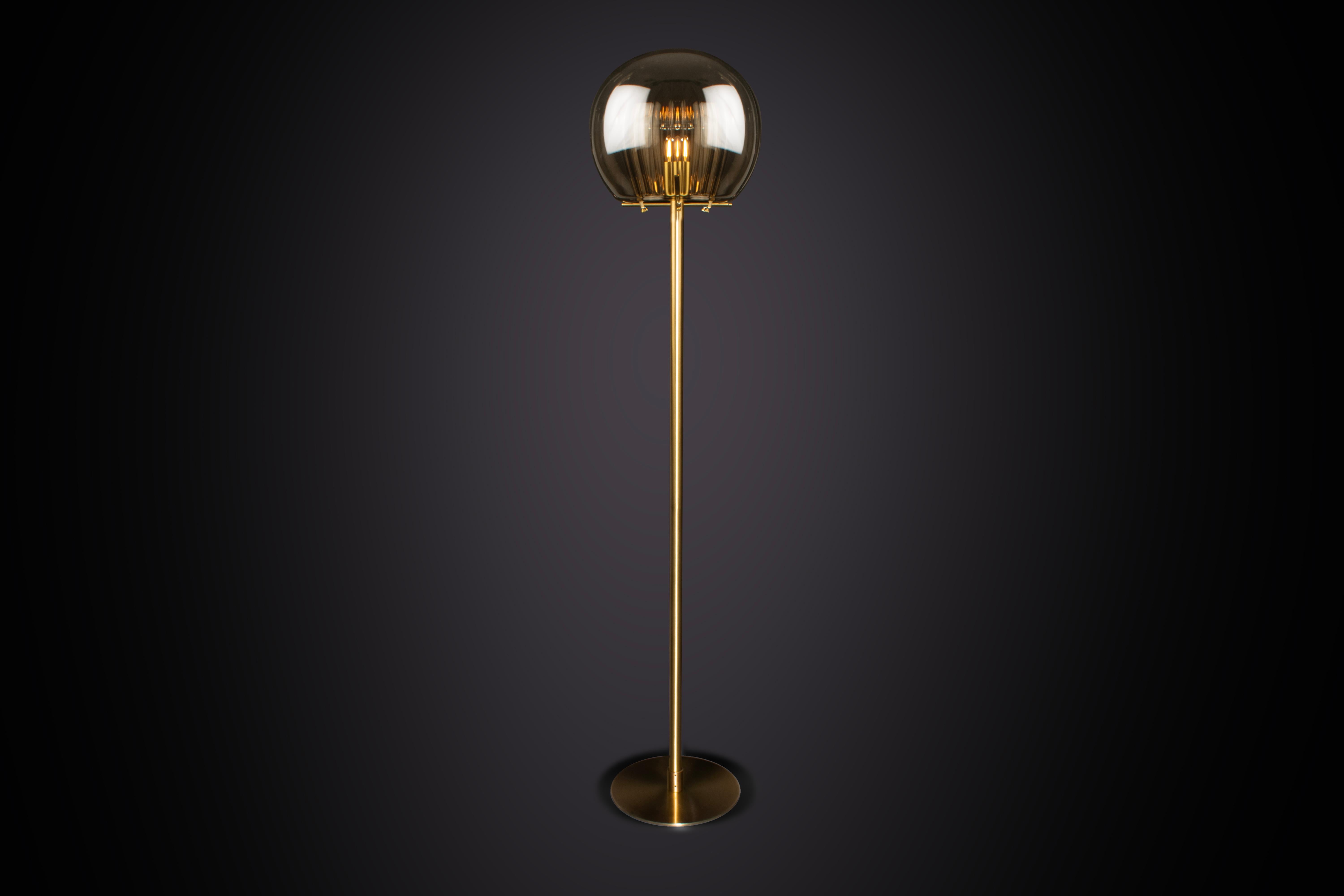 La nostra prima collezione di illuminazione comprende pendenti da soffitto, una luce laterale e una lampada da terra.

Realizzata a mano in Boemia e a Londra, la collezione si basa sul nostro amore per la lavorazione artigianale del vetro ceco e