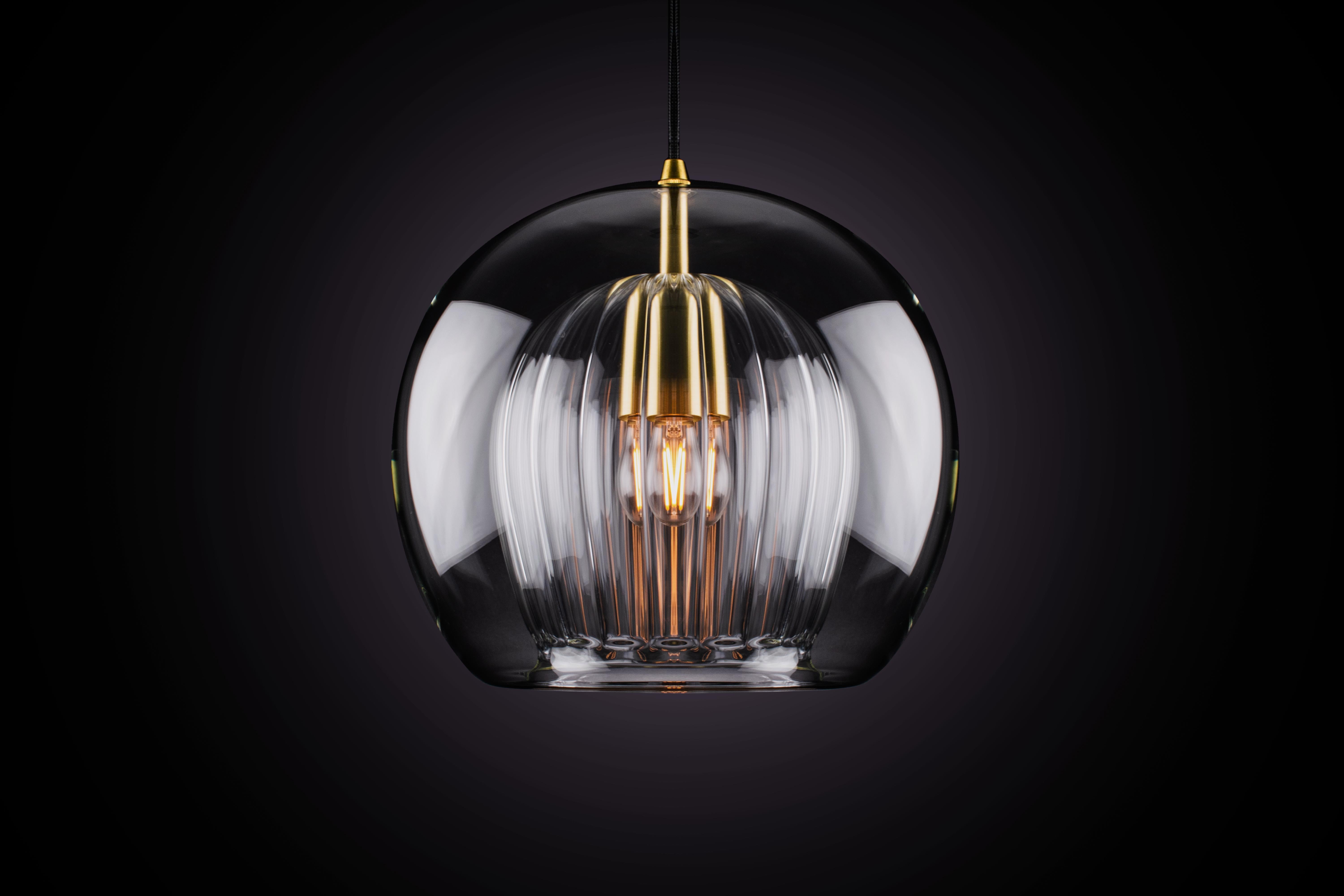 La nostra prima collezione di illuminazione comprende pendenti da soffitto, una luce laterale e una lampada da terra.

Realizzata a mano in Boemia e a Londra, la collezione si basa sul nostro amore per la lavorazione artigianale del vetro ceco e