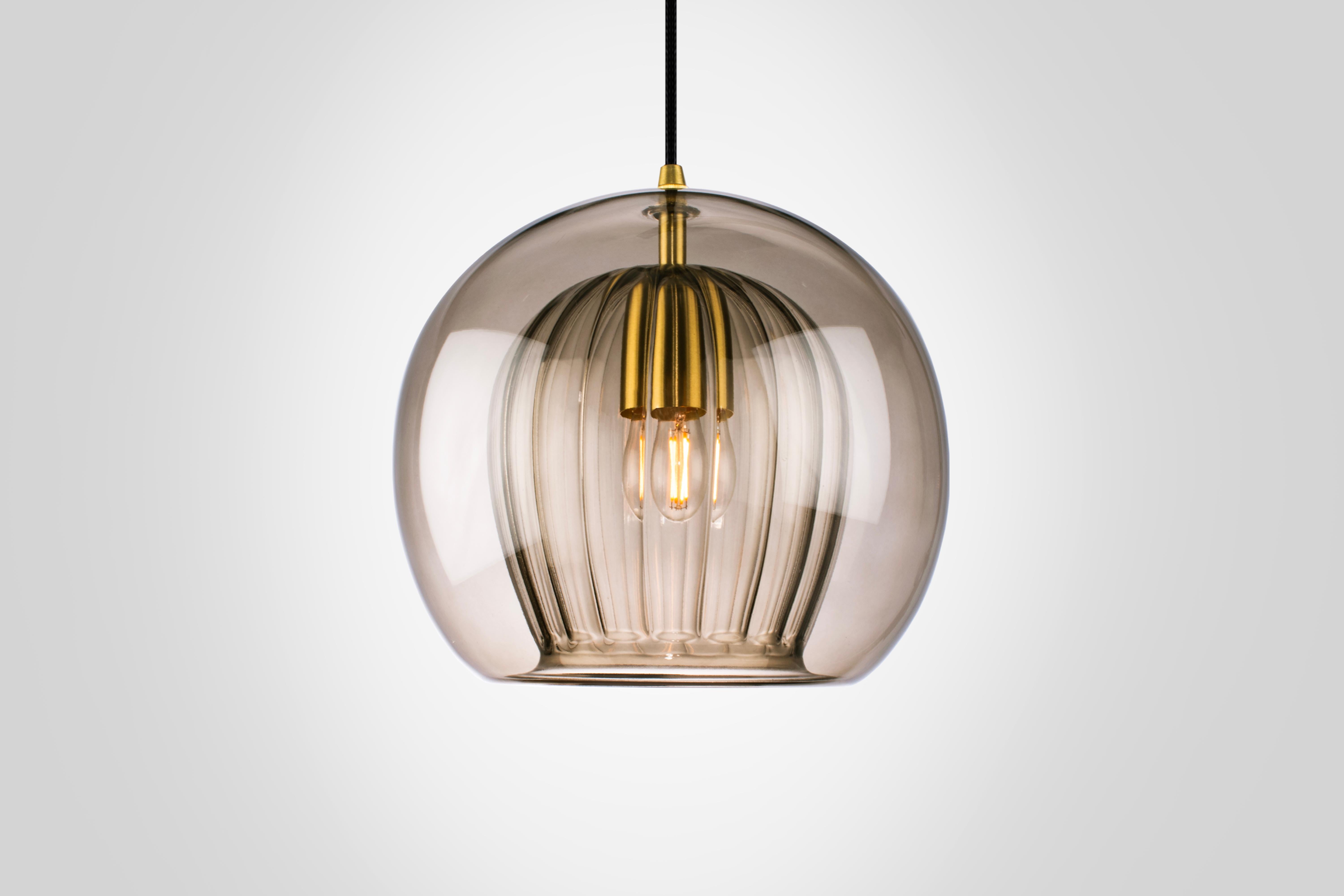Altro Lampada a sospensione in cristallo plissettato grande, vetro a coste fumé e ottone con lampadina E26/27 in vendita