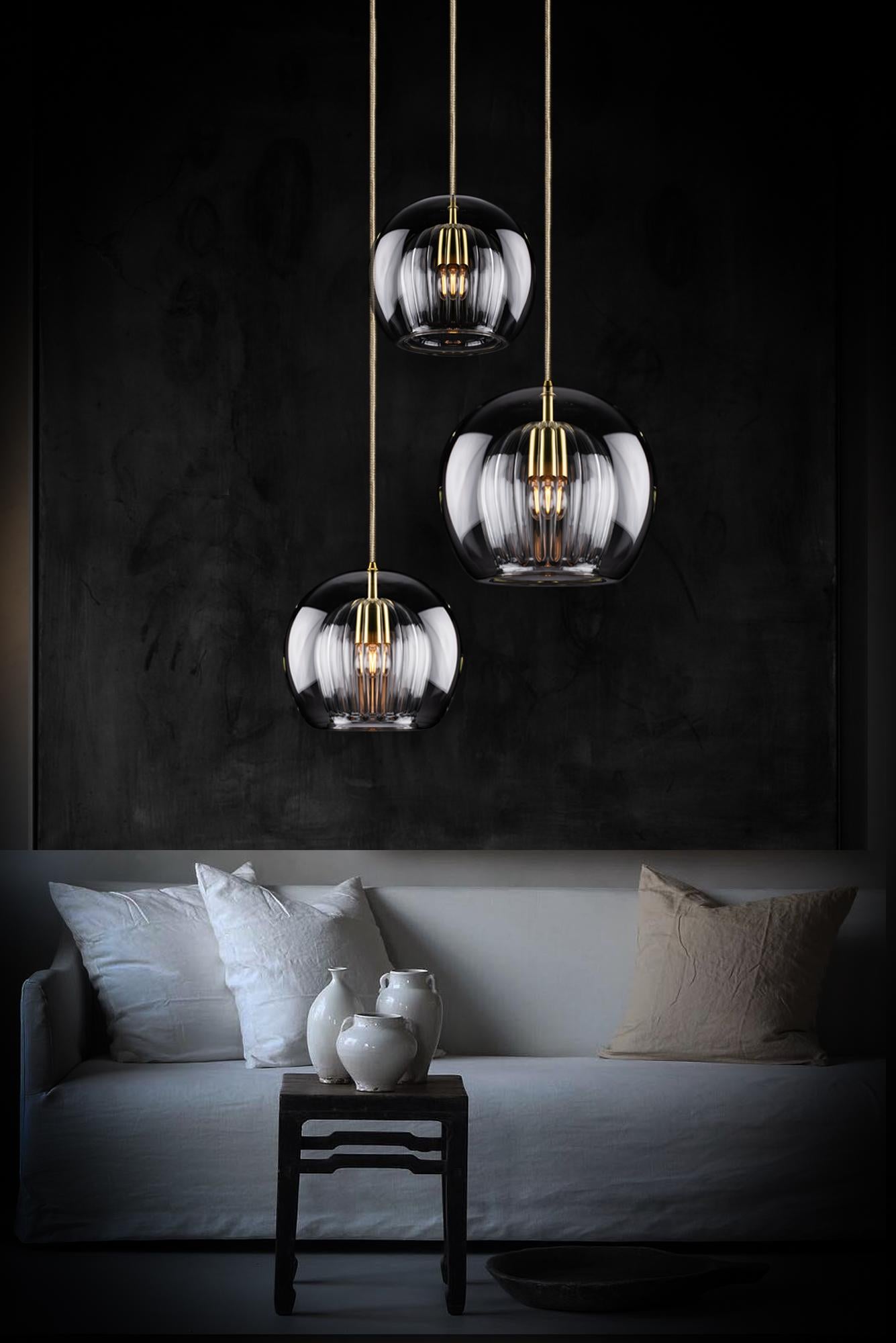 Britannico Lampada a sospensione in cristallo plissettato medio, vetro trasparente a coste e ottone con lampadina E26/27 in vendita