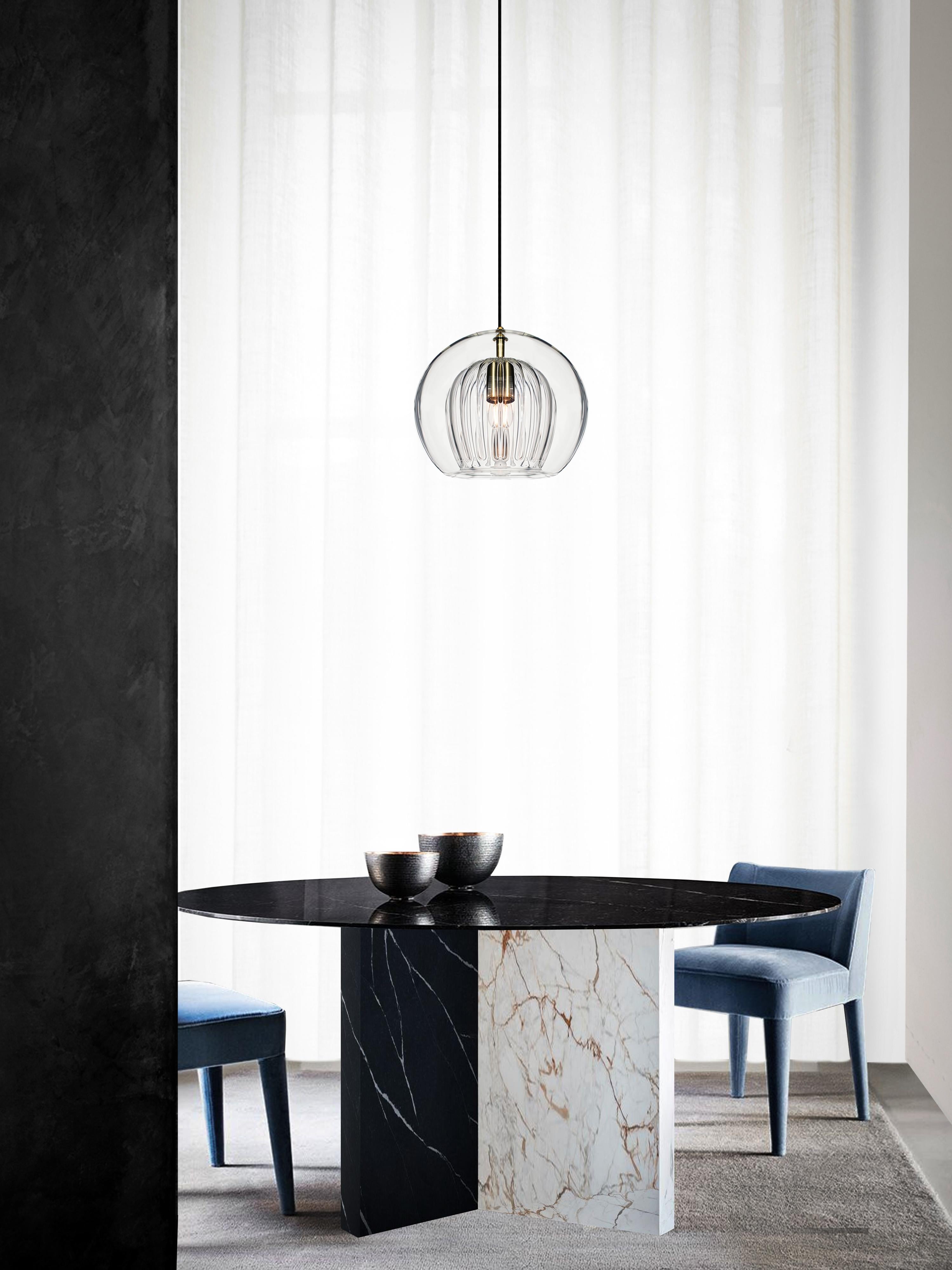 Moderno Lampada a sospensione in cristallo plissettato medio, vetro trasparente a coste e ottone con lampadina E26/27 in vendita