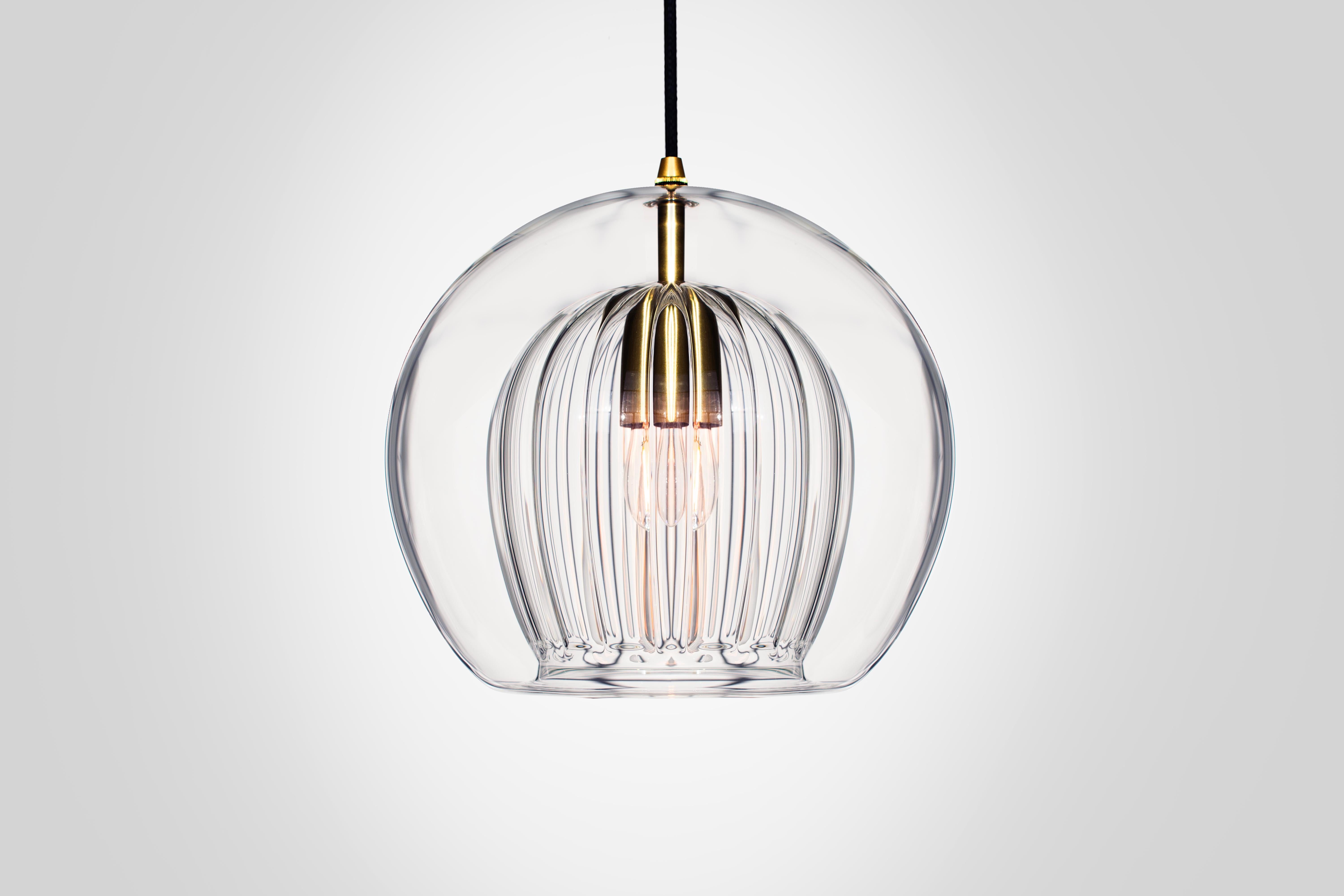 Vetro soffiato Lampada a sospensione in cristallo plissettato medio, vetro trasparente a coste e ottone con lampadina E26/27 in vendita