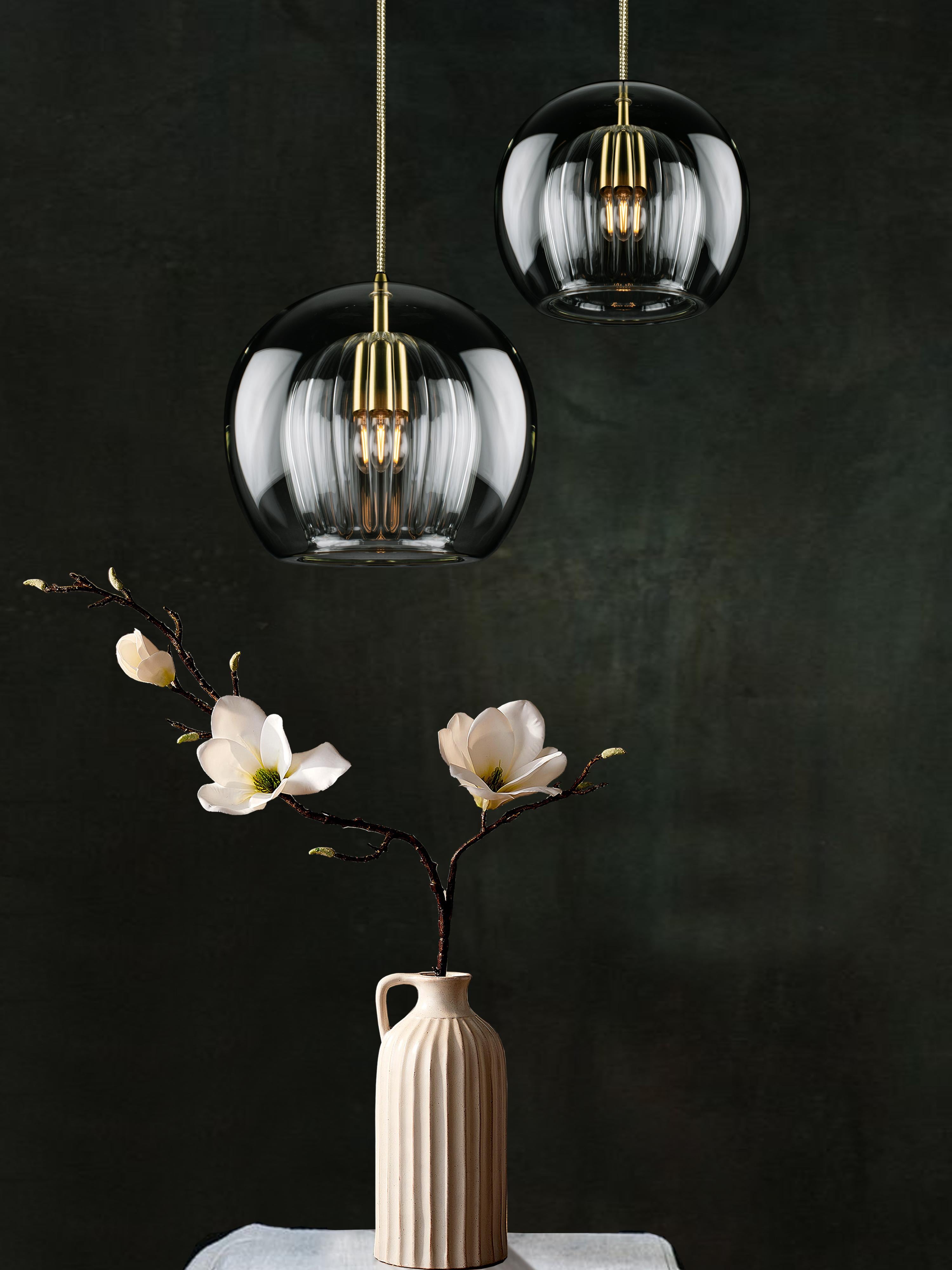 XXI secolo e contemporaneo Lampada a sospensione in cristallo plissettato piccola, vetro trasparente a coste e ottone con lampadina E26/27 in vendita