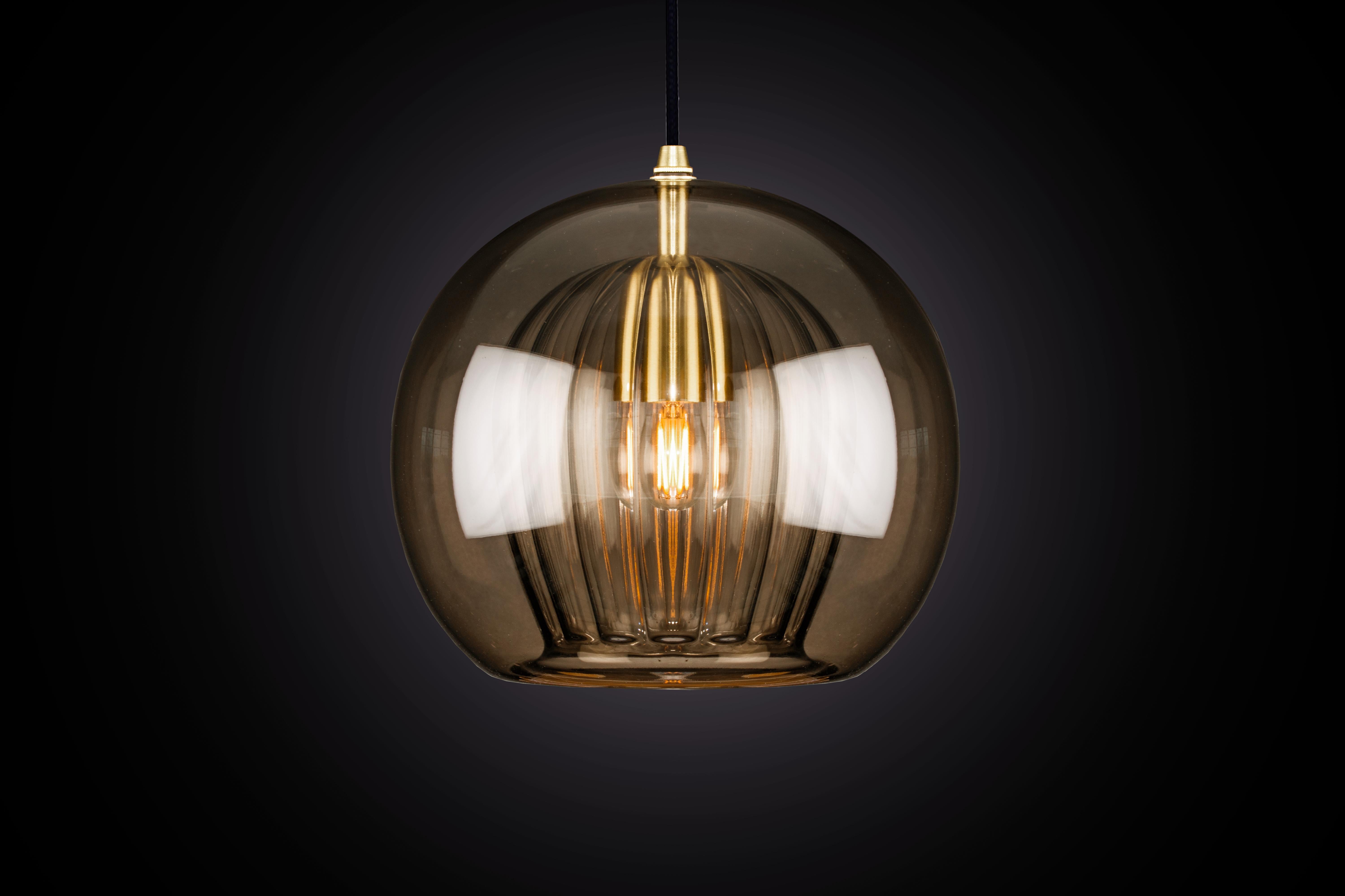 La nostra prima collezione di illuminazione comprende pendenti da soffitto, una luce laterale e una lampada da terra.

Realizzata a mano in Boemia e a Londra, la collezione si basa sul nostro amore per la lavorazione artigianale del vetro ceco e