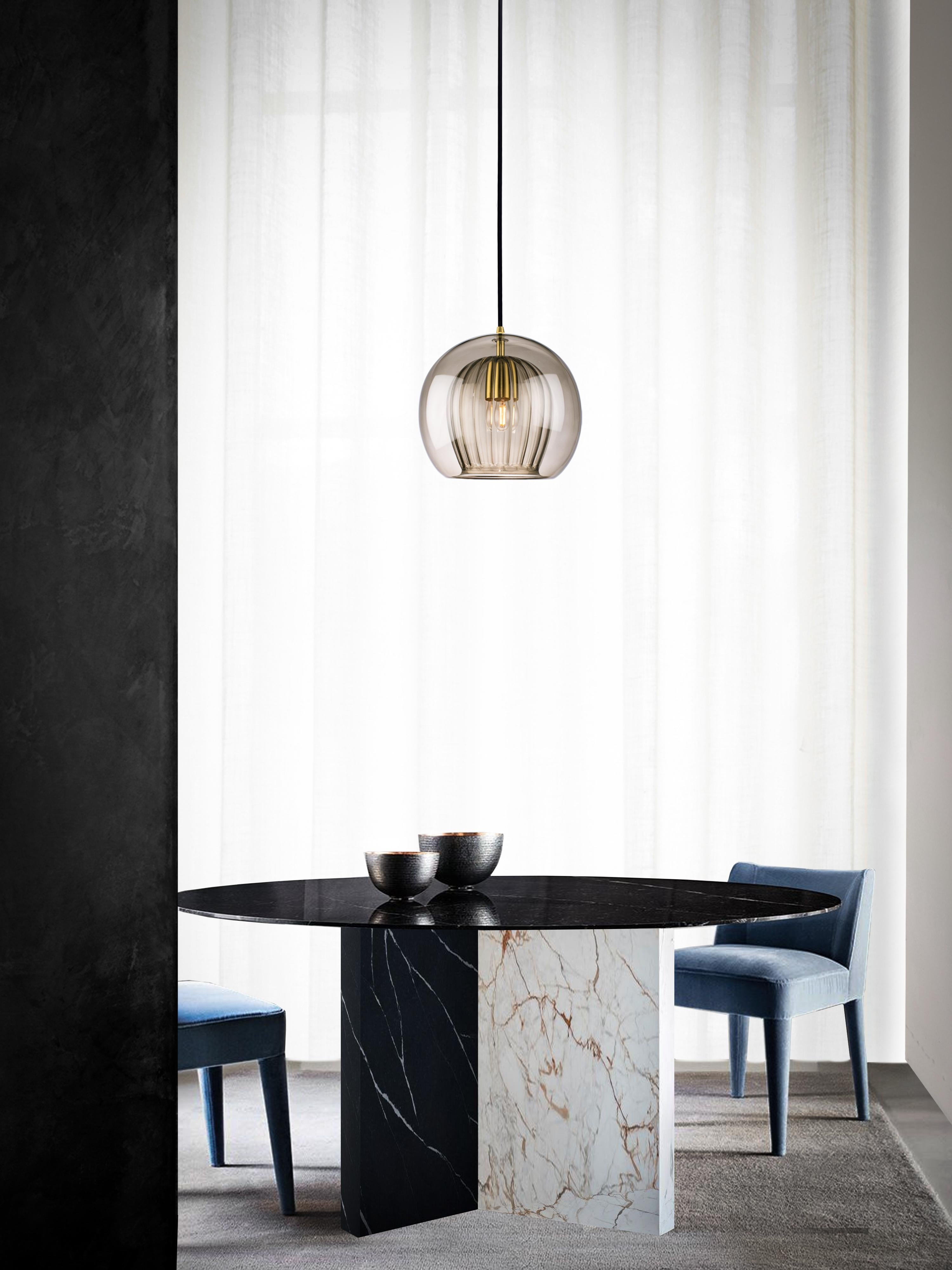 Moderno Lampada a sospensione in cristallo plissettato piccola, vetro a coste fumé e ottone con lampadina E26/27 in vendita