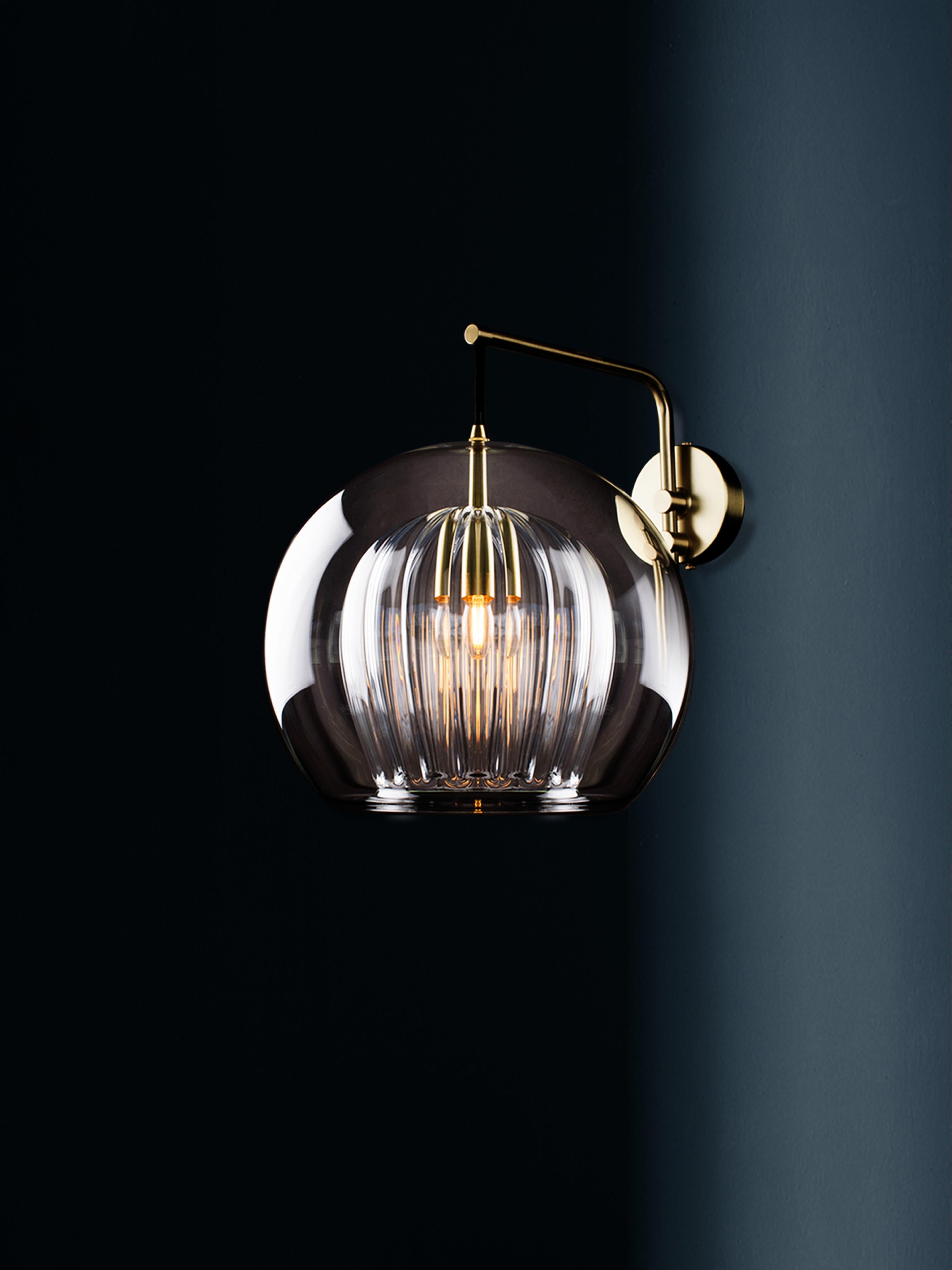 Moderne Grande applique murale en cristal plié, verre côtelé transparent et laiton avec ampoule E26/27 en vente