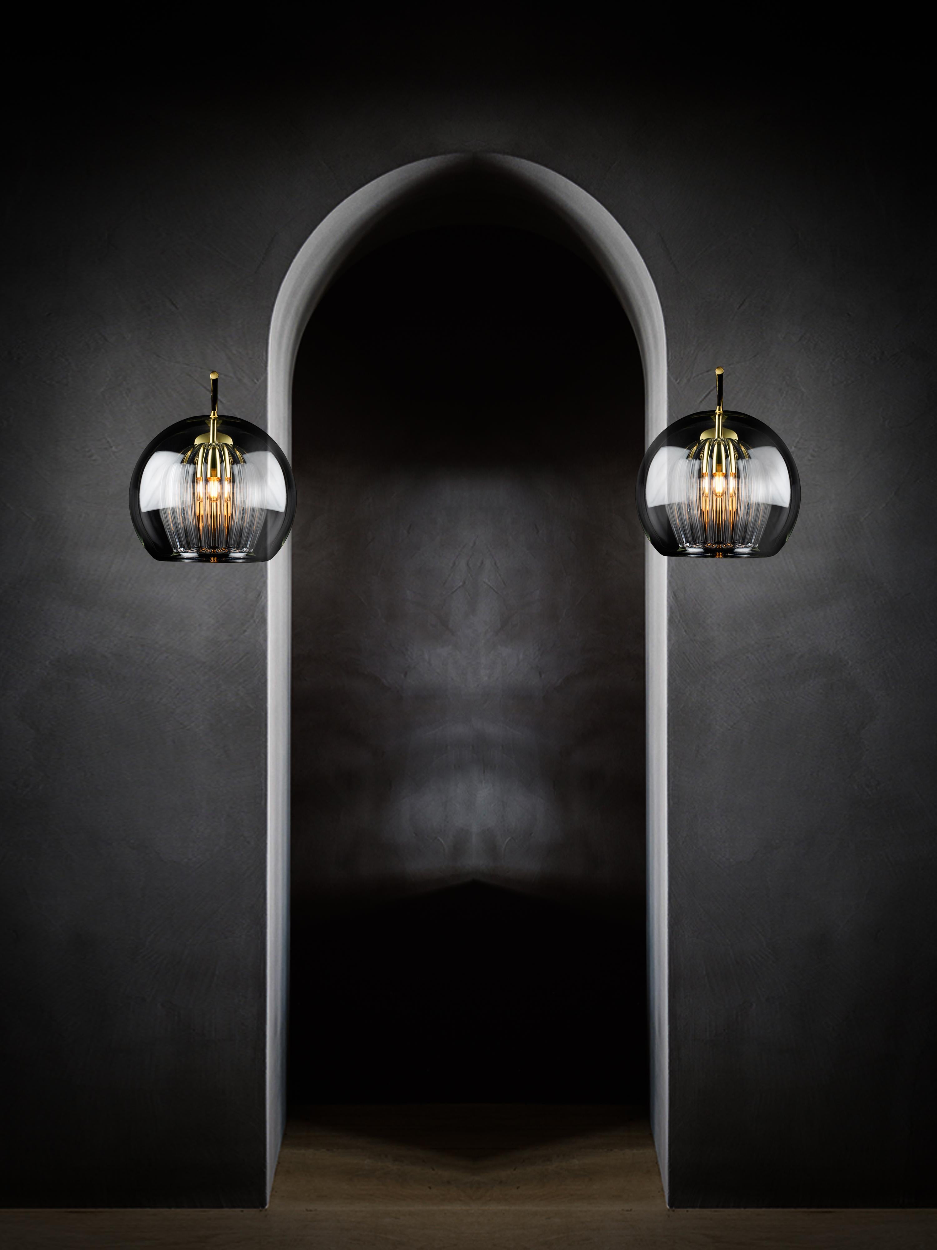 Britannique Grande applique murale en cristal plié, verre côtelé transparent et laiton avec ampoule E26/27 en vente