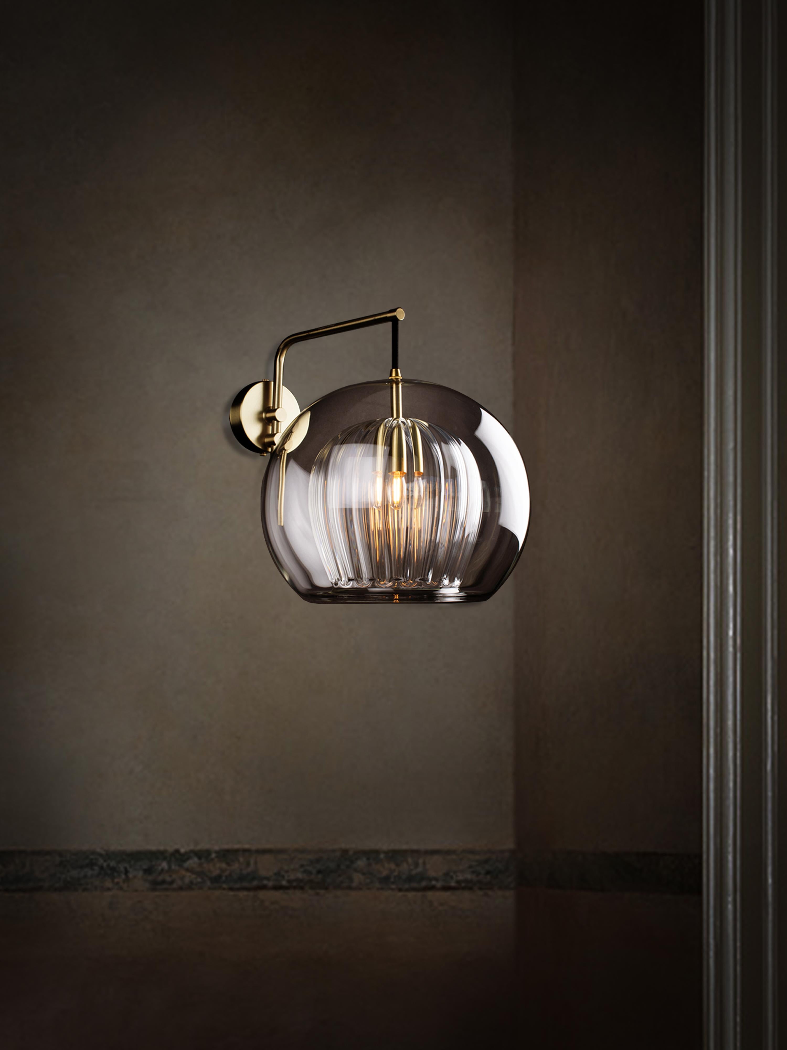 Brossé Grande applique murale en cristal plié, verre côtelé transparent et laiton avec ampoule E26/27 en vente