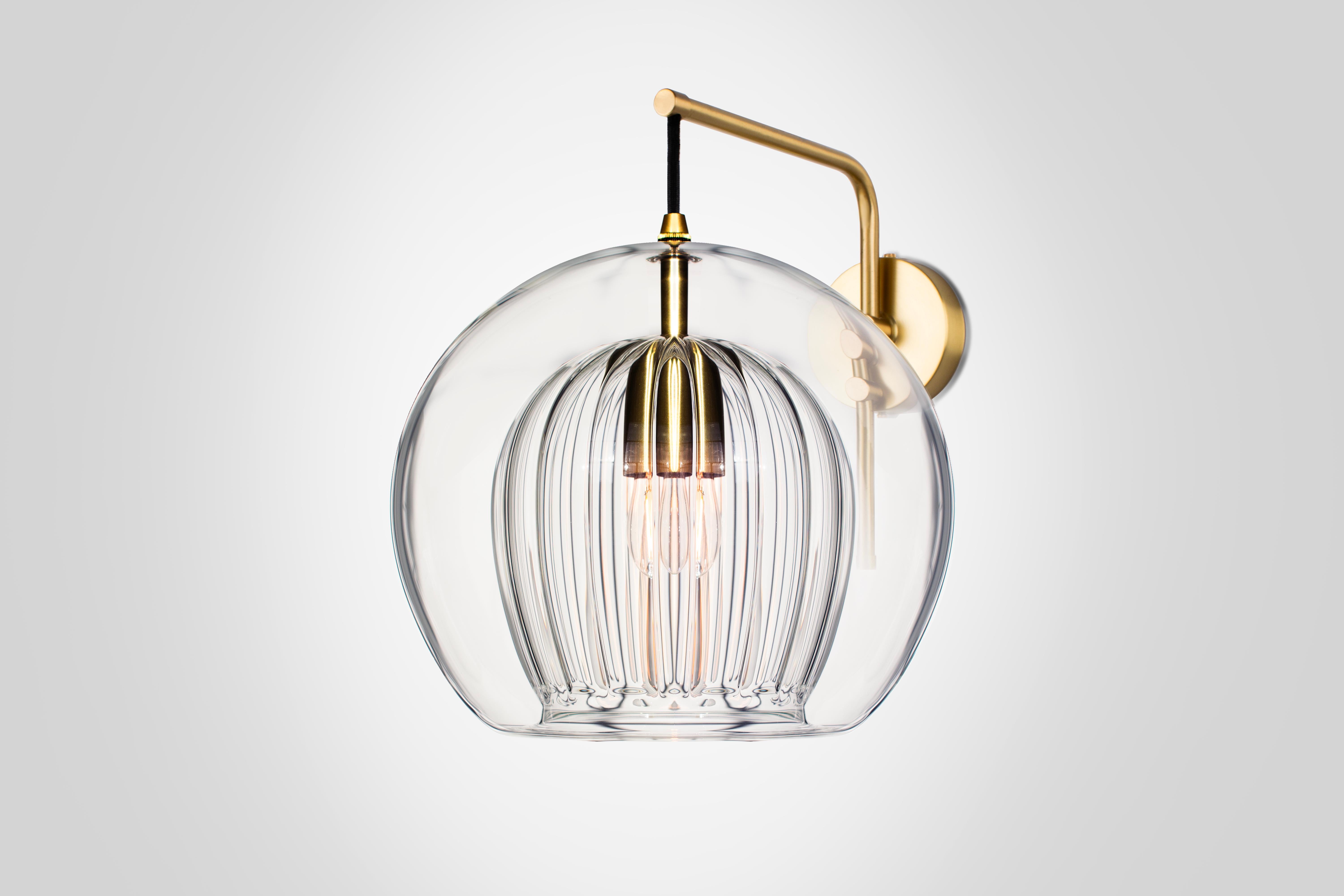 Grande applique murale en cristal plié, verre côtelé transparent et laiton avec ampoule E26/27 Neuf - En vente à London, GB