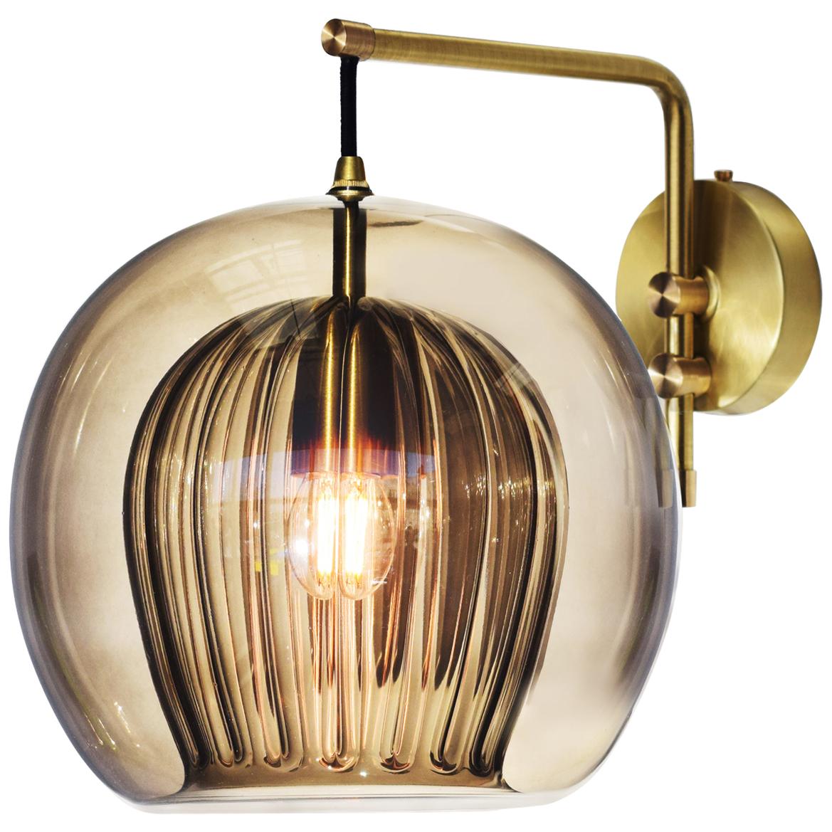 Contemporary QD23 Wall Lamp with Brass and Ribbed Glass For Sale at