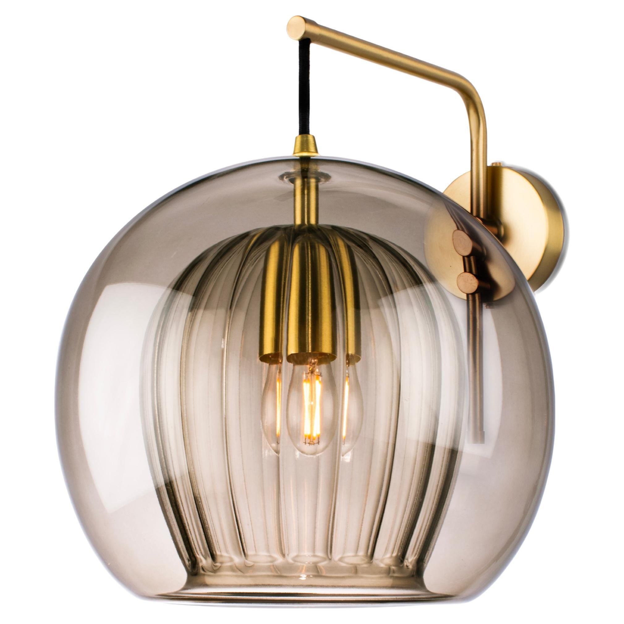Petite applique murale en cristal plissé, verre côtelé fumé et laiton avec ampoule E26/27