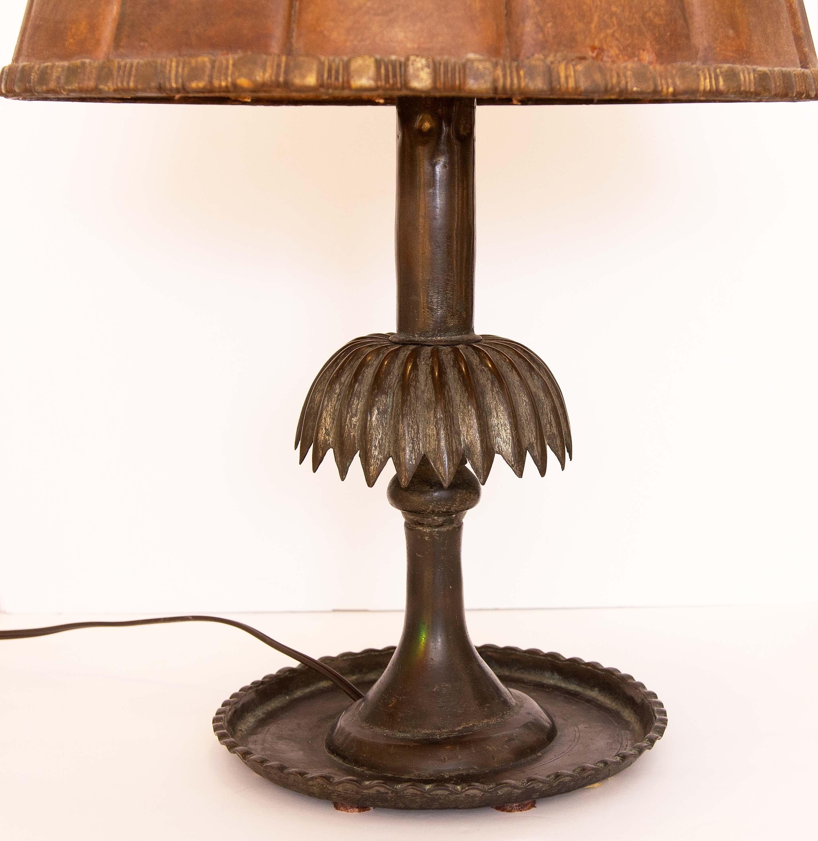 Lampe mit plissiertem Glimmerschirm und orientalisch stilisiertem Palmenfuß aus Bronze. Einige silberne Lichter auf den Palmenblättern. Ca. 1920er Jahre