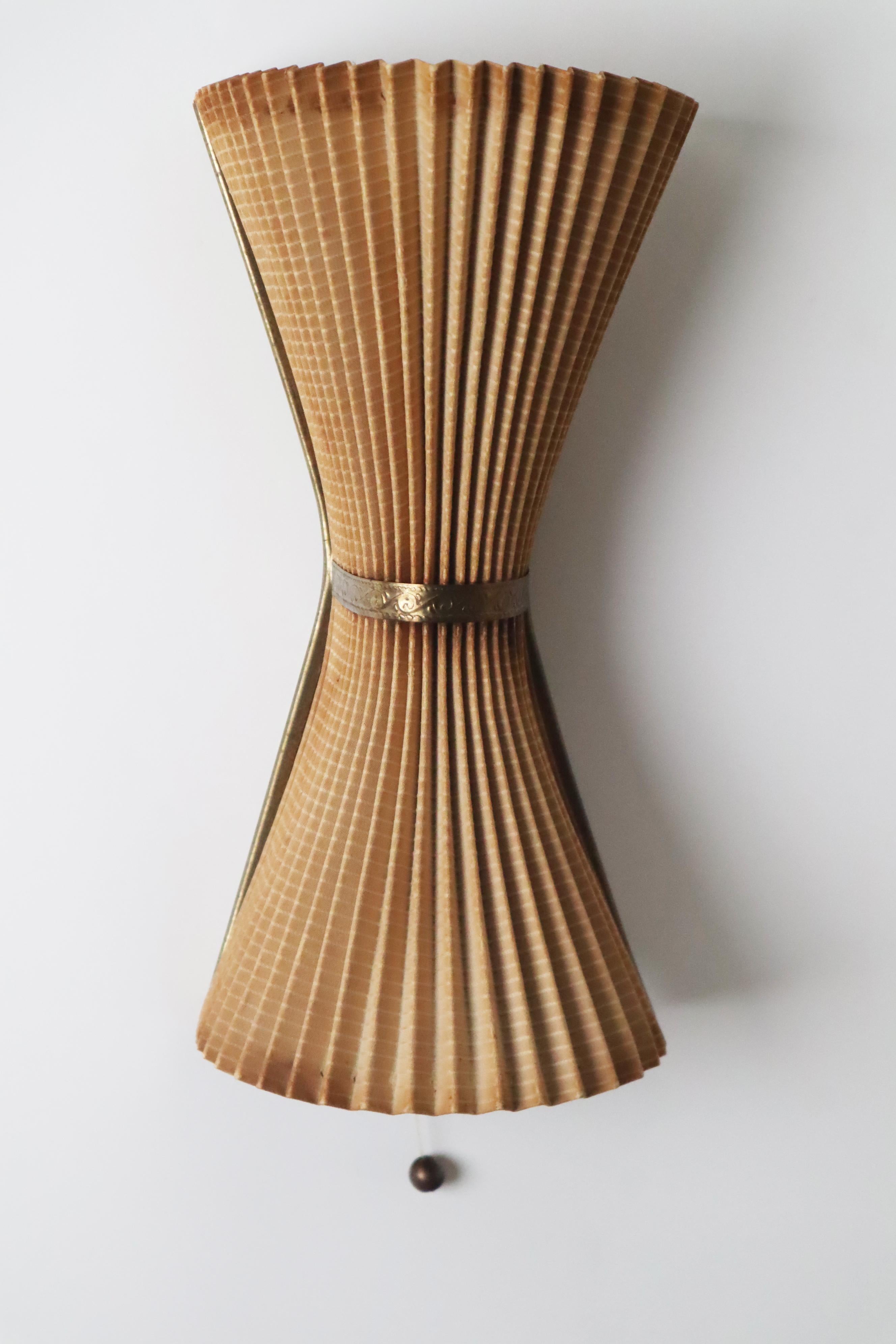 Pleated Mid-Century Wall Lamp in Old White and Brass , 1950s For Sale 4