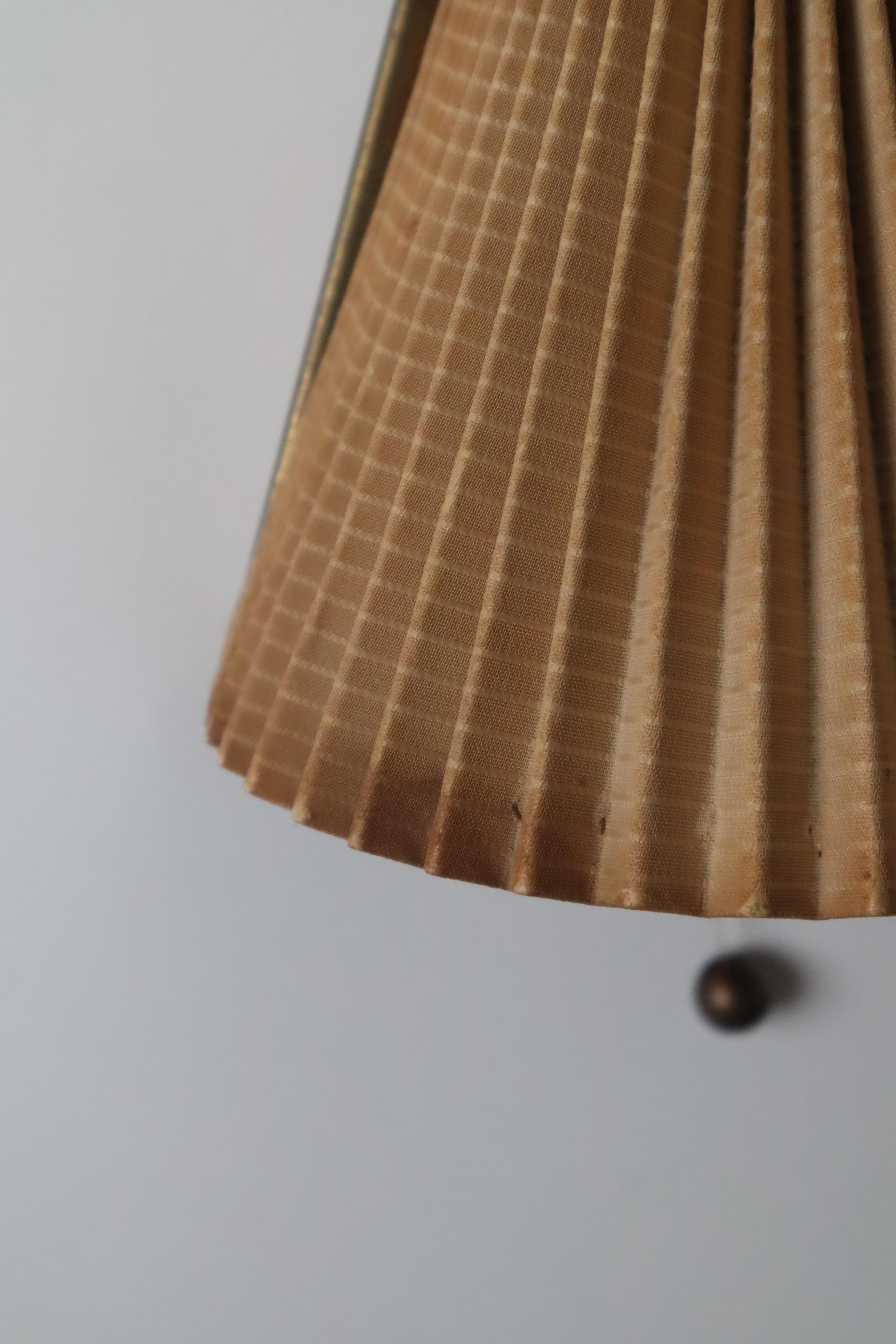 Pleated Mid-Century Wall Lamp in Old White and Brass , 1950s In Fair Condition For Sale In Hannover, DE