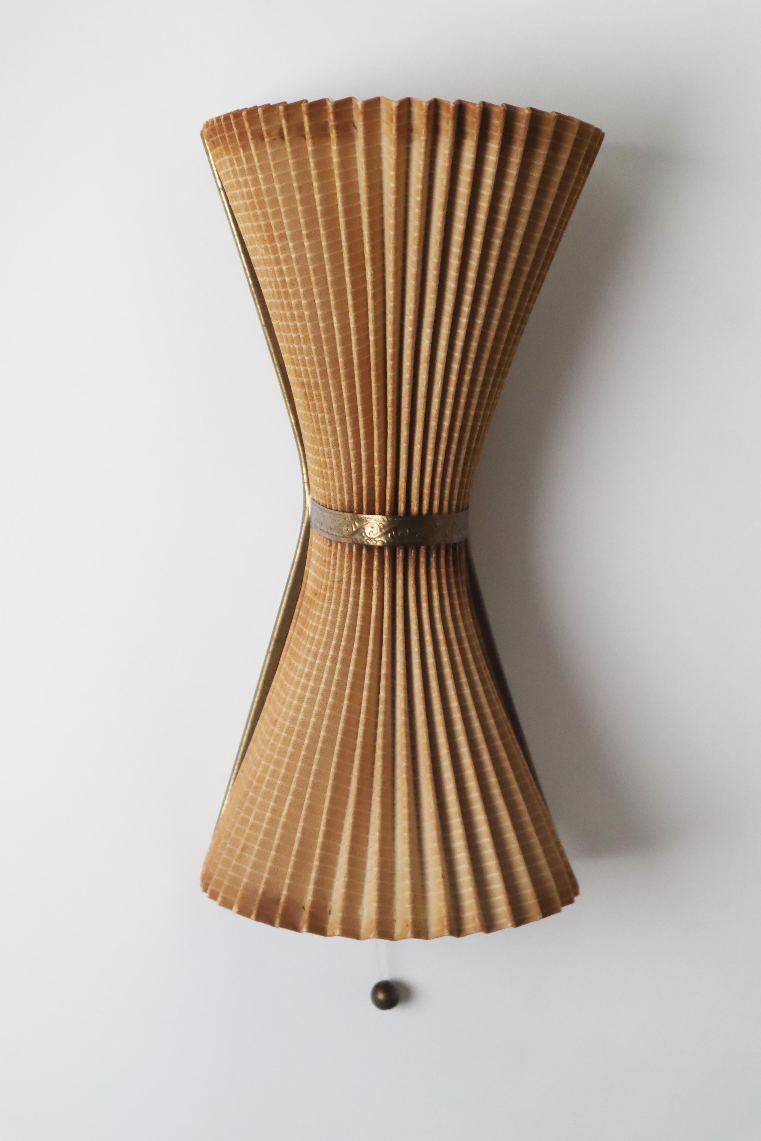 Pleated Mid-Century Wall Lamp in Old White and Brass , 1950s For Sale 1