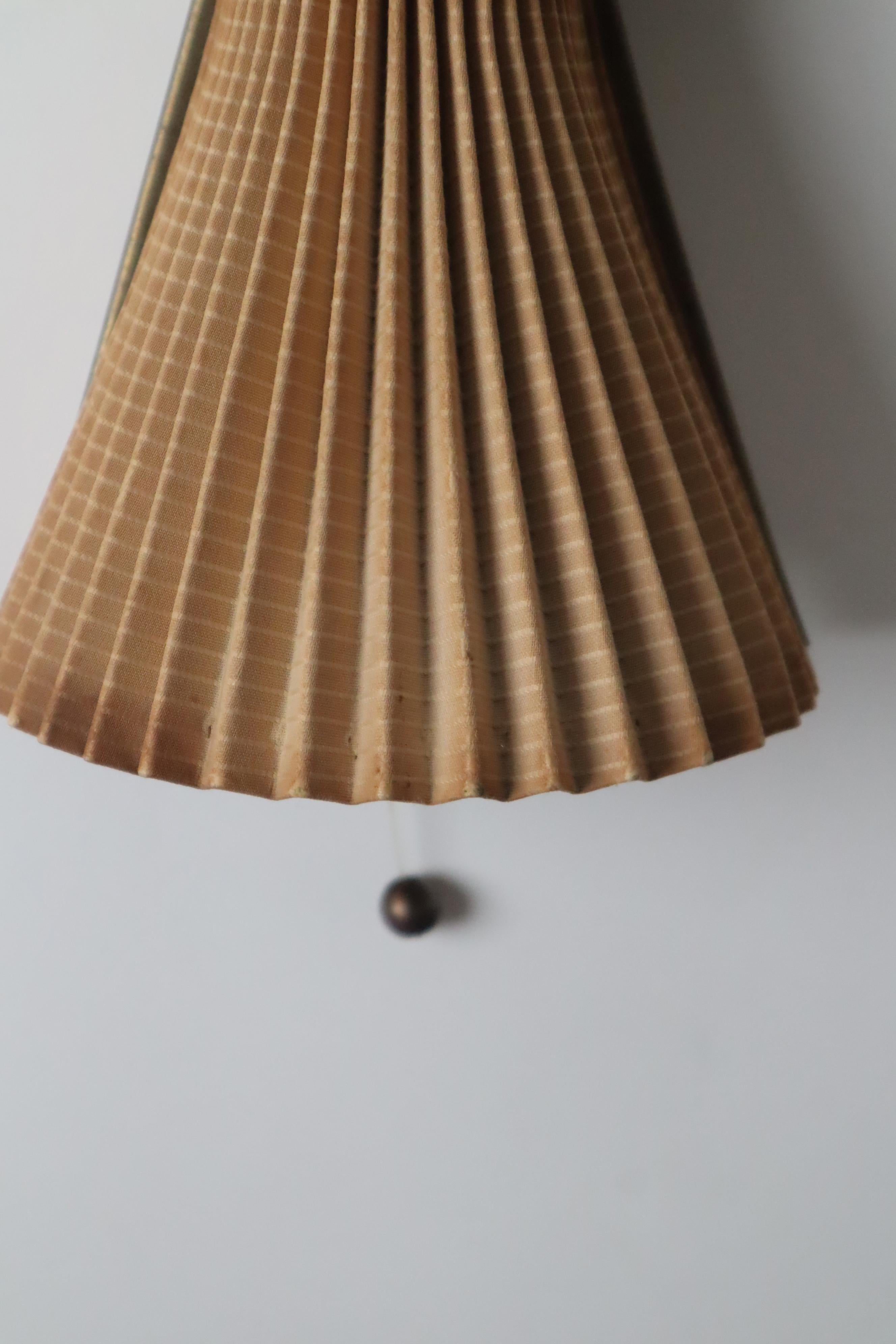 Pleated Mid-Century Wall Lamp in Old White and Brass , 1950s For Sale 3