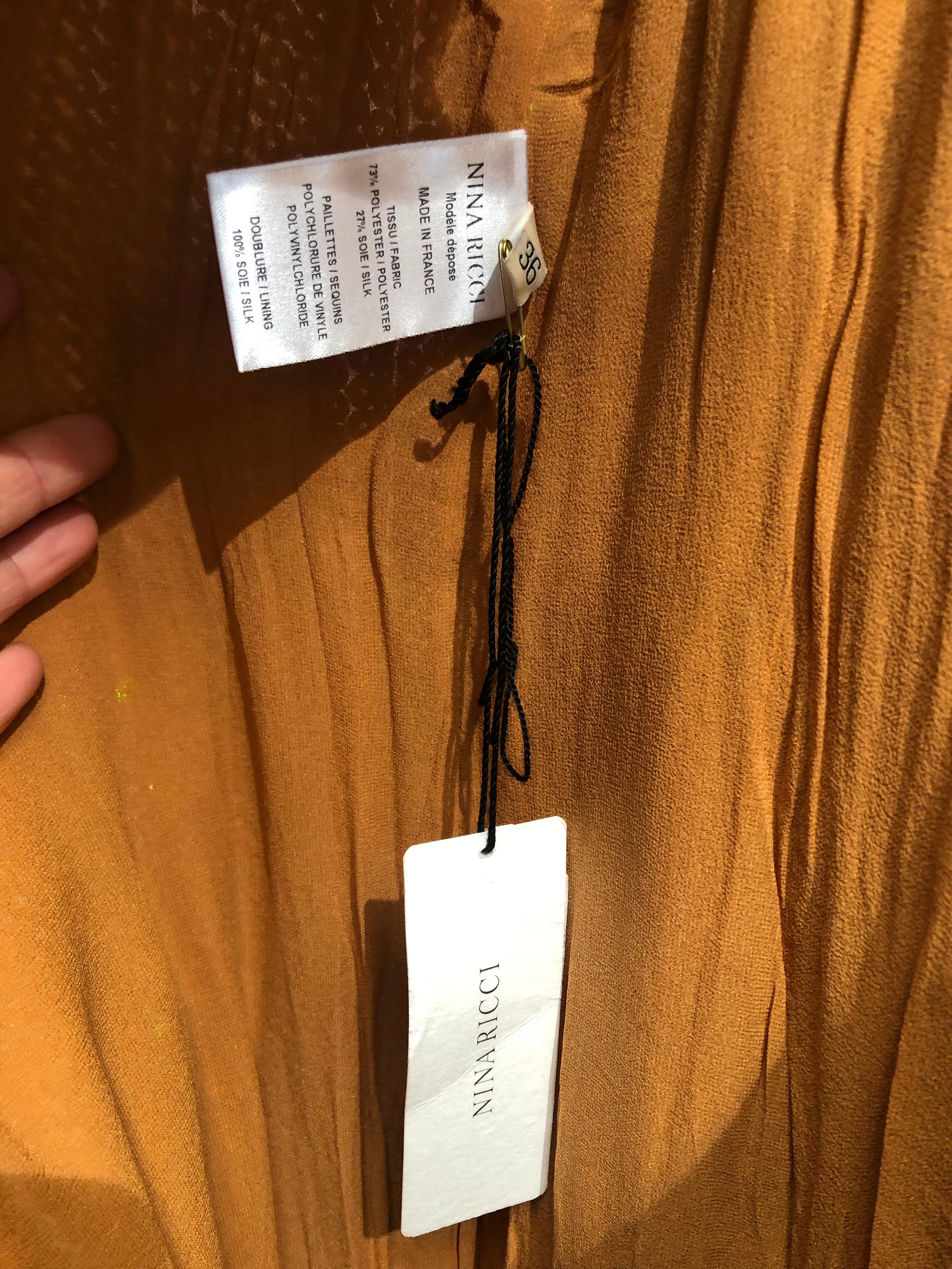 Orangefarbenes Paillettenkleid auf einem Sockel aus Seiden-Crêpe  Für Nina Ricci  im Angebot 6