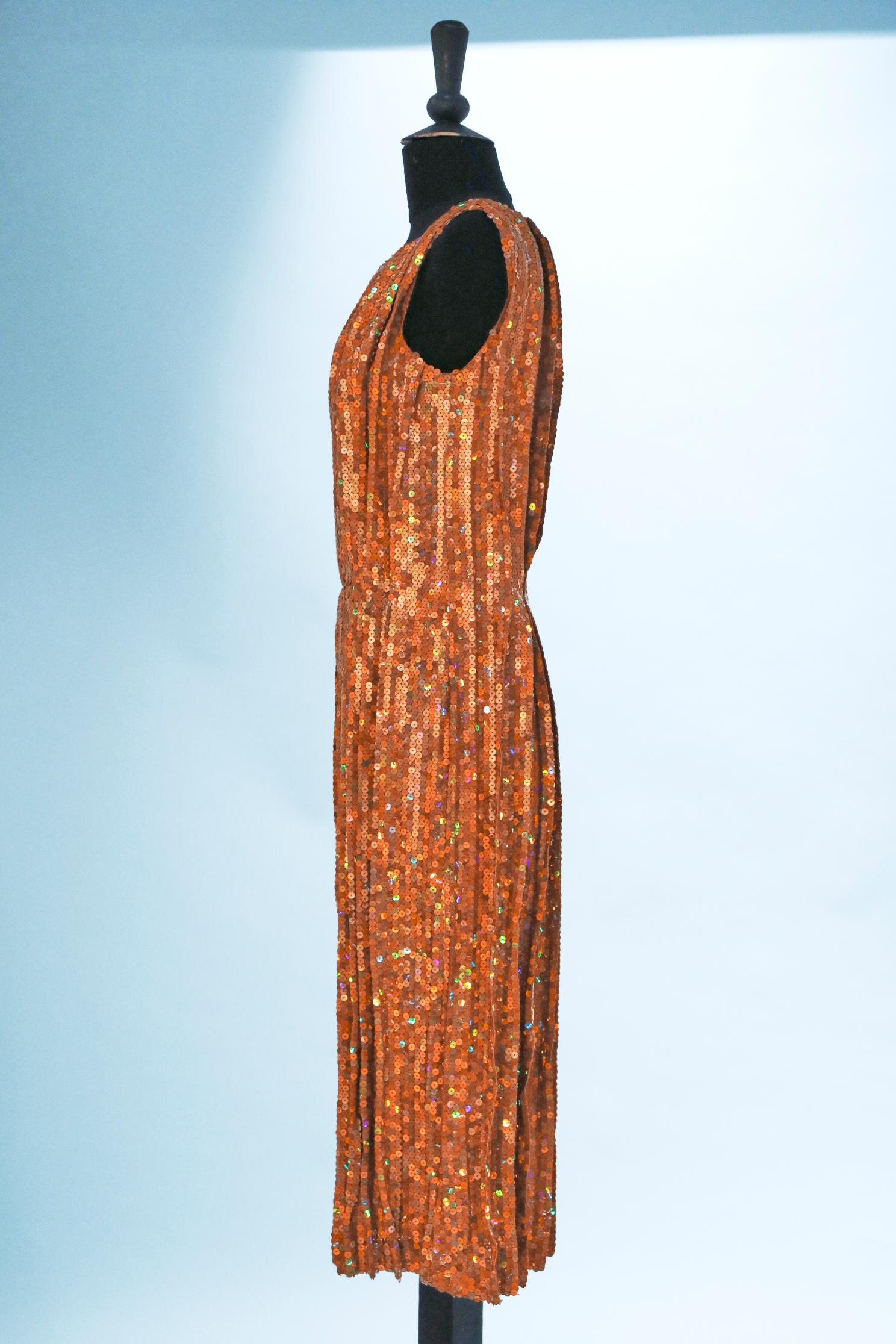 Orangefarbenes Paillettenkleid auf einem Sockel aus Seiden-Crêpe  Für Nina Ricci  im Zustand „Neu“ im Angebot in Saint-Ouen-Sur-Seine, FR