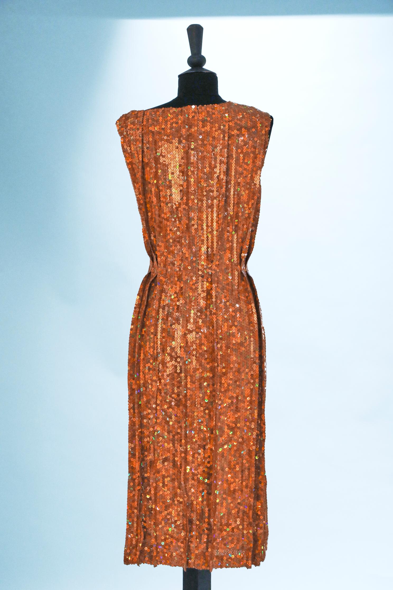 Orangefarbenes Paillettenkleid auf einem Sockel aus Seiden-Crêpe  Für Nina Ricci  Damen im Angebot
