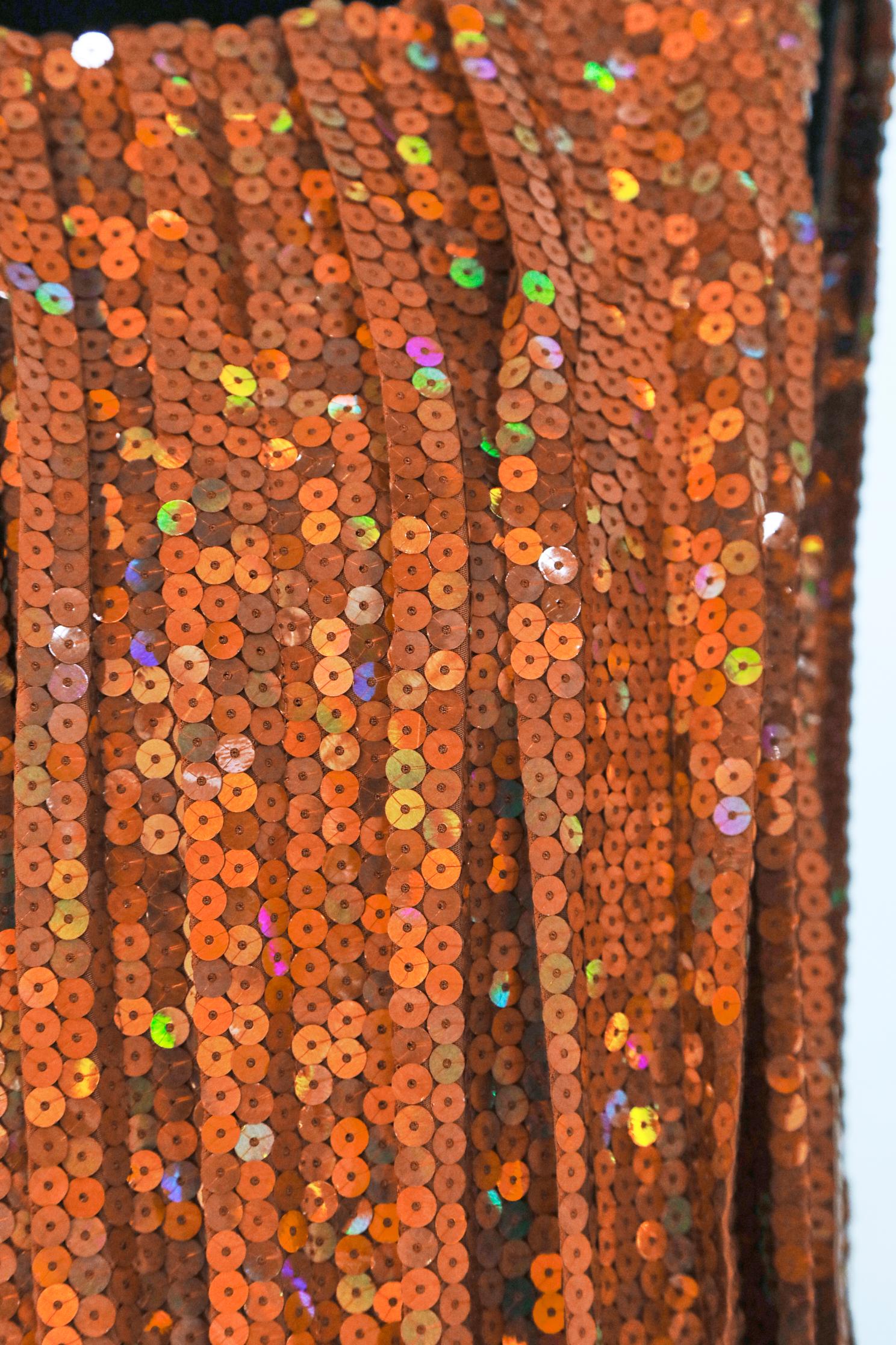 Orangefarbenes Paillettenkleid auf einem Sockel aus Seiden-Crêpe  Für Nina Ricci  im Angebot 2