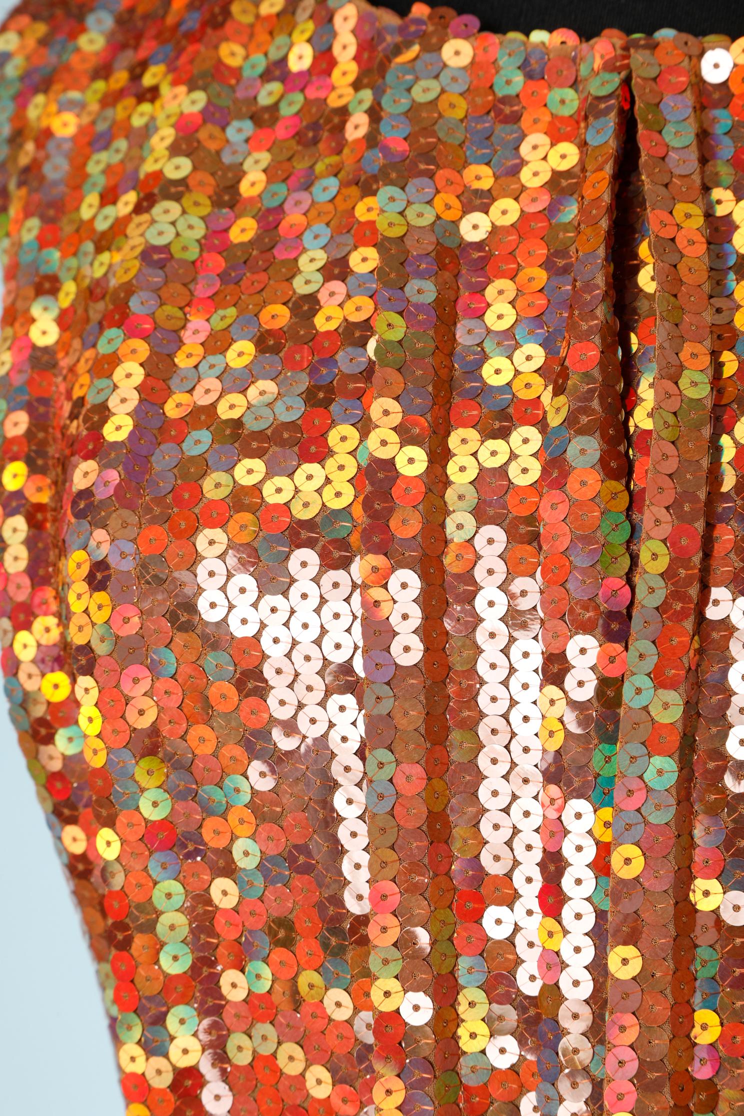 Orangefarbenes Paillettenkleid auf einem Sockel aus Seiden-Crêpe  Für Nina Ricci  im Angebot 3