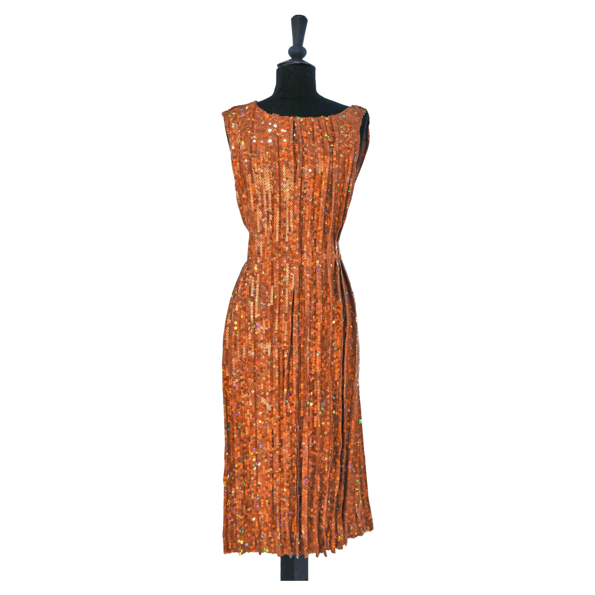 Orangefarbenes Paillettenkleid auf einem Sockel aus Seiden-Crêpe  Für Nina Ricci  im Angebot