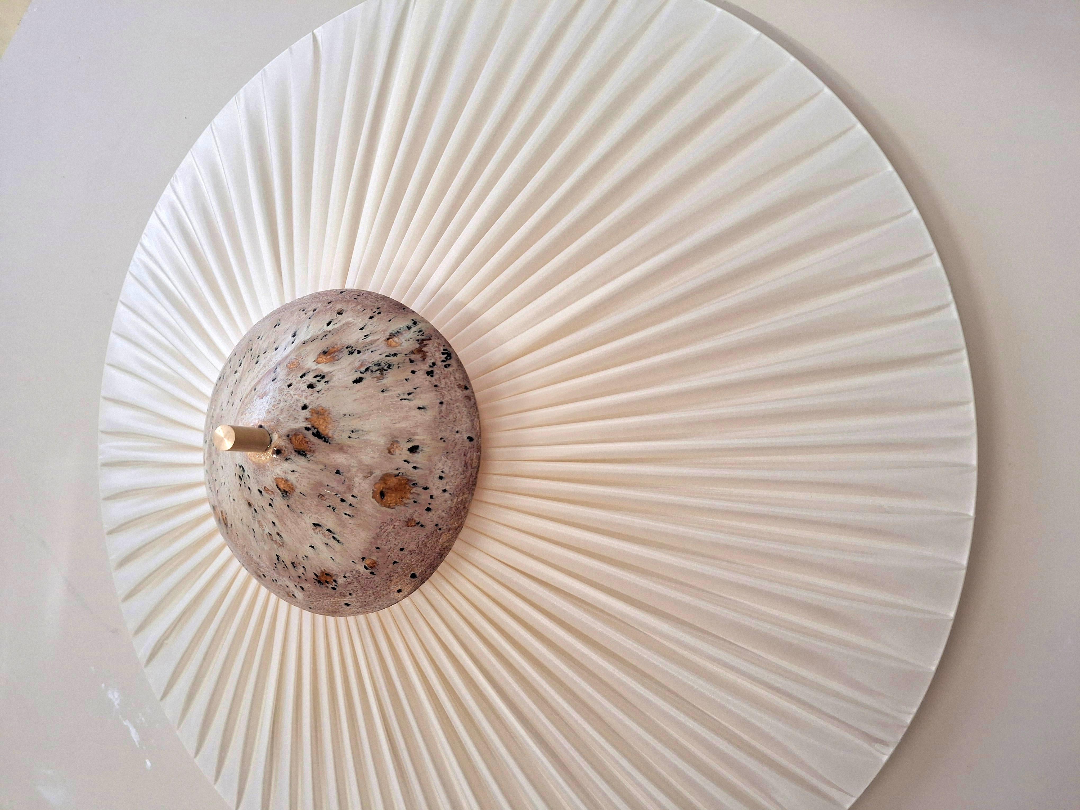 Pantalla plisada, aplique mediano de tela beige con latón by Elsa Foulon Posmoderno en venta