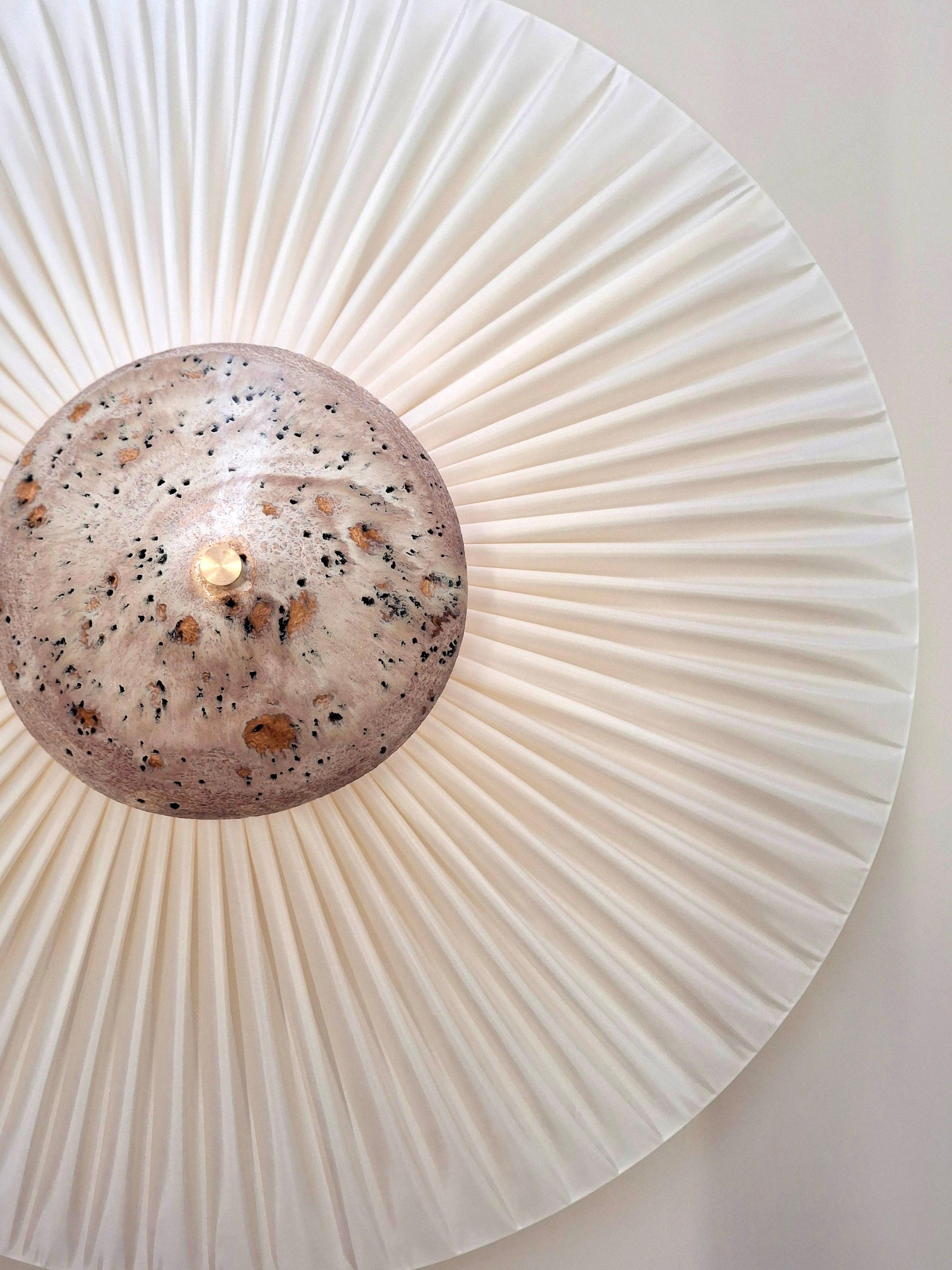 Pantalla plisada, aplique mediano de tela beige con latón by Elsa Foulon Francés en venta