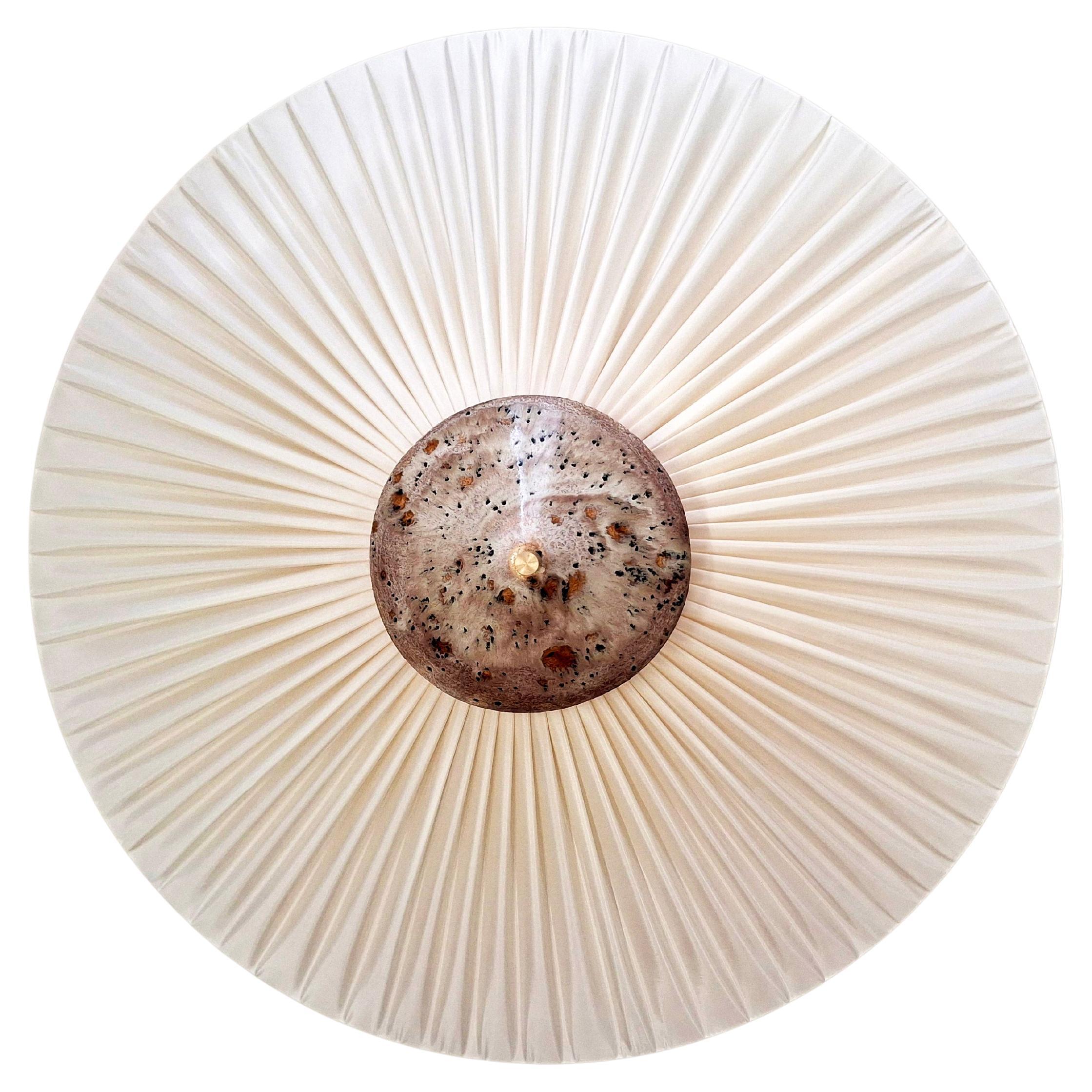 Paralume plissettato, applique media in tessuto beige con ottone di Elsa Fabrice