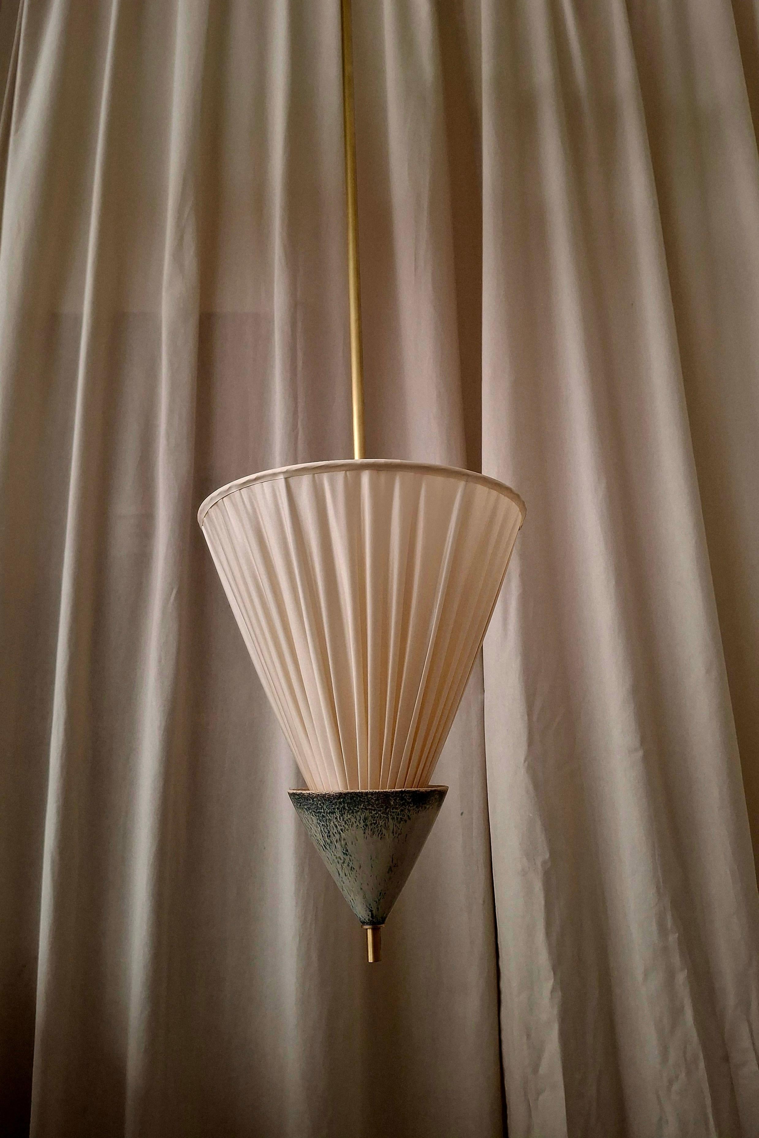 Francese Lampada a sospensione da soffitto piccola in tessuto beige con paralume plissettato e ottone di Elsa Foulon in vendita