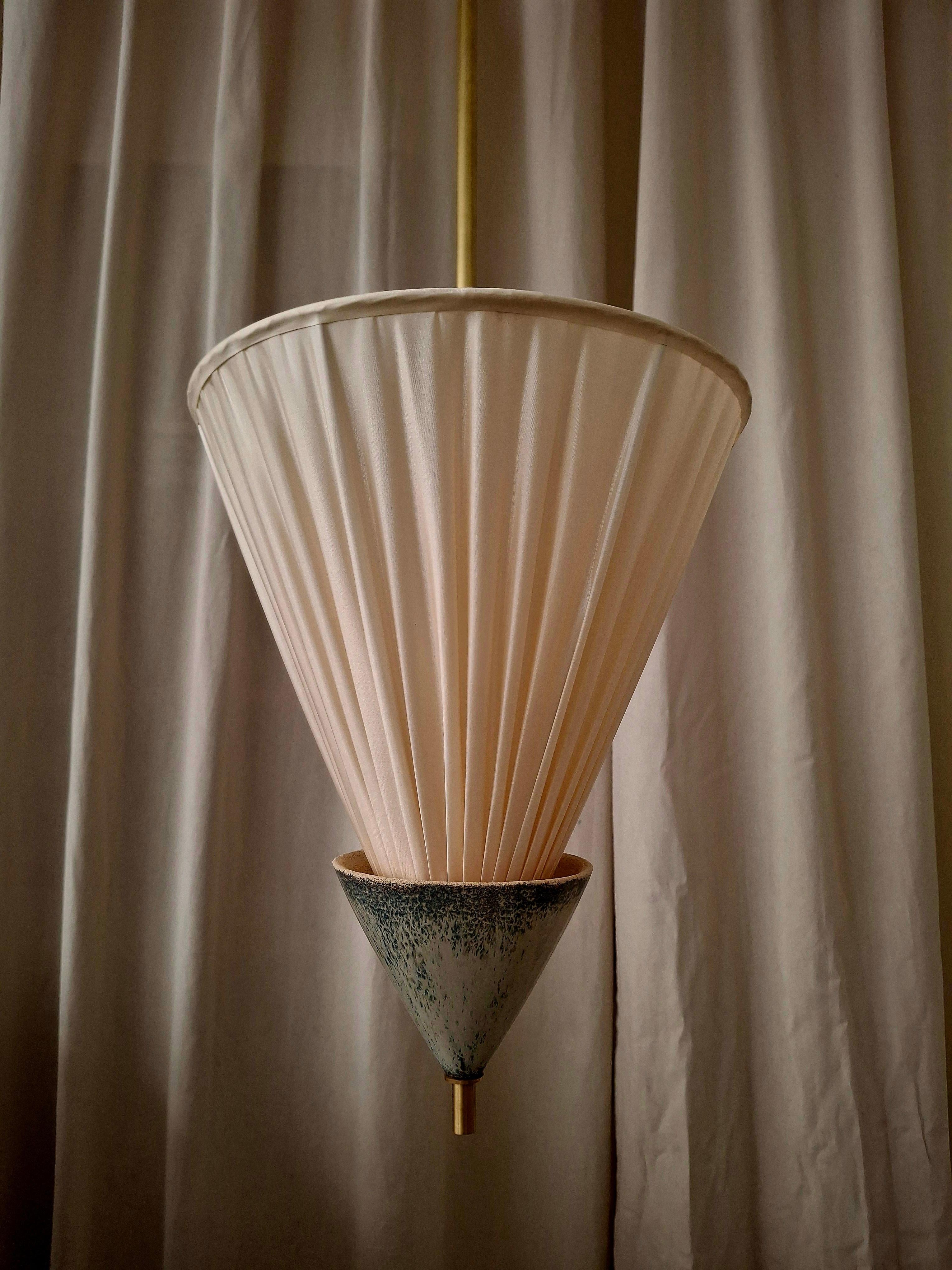 Altro Lampada a sospensione da soffitto piccola in tessuto beige con paralume plissettato e ottone di Elsa Foulon in vendita