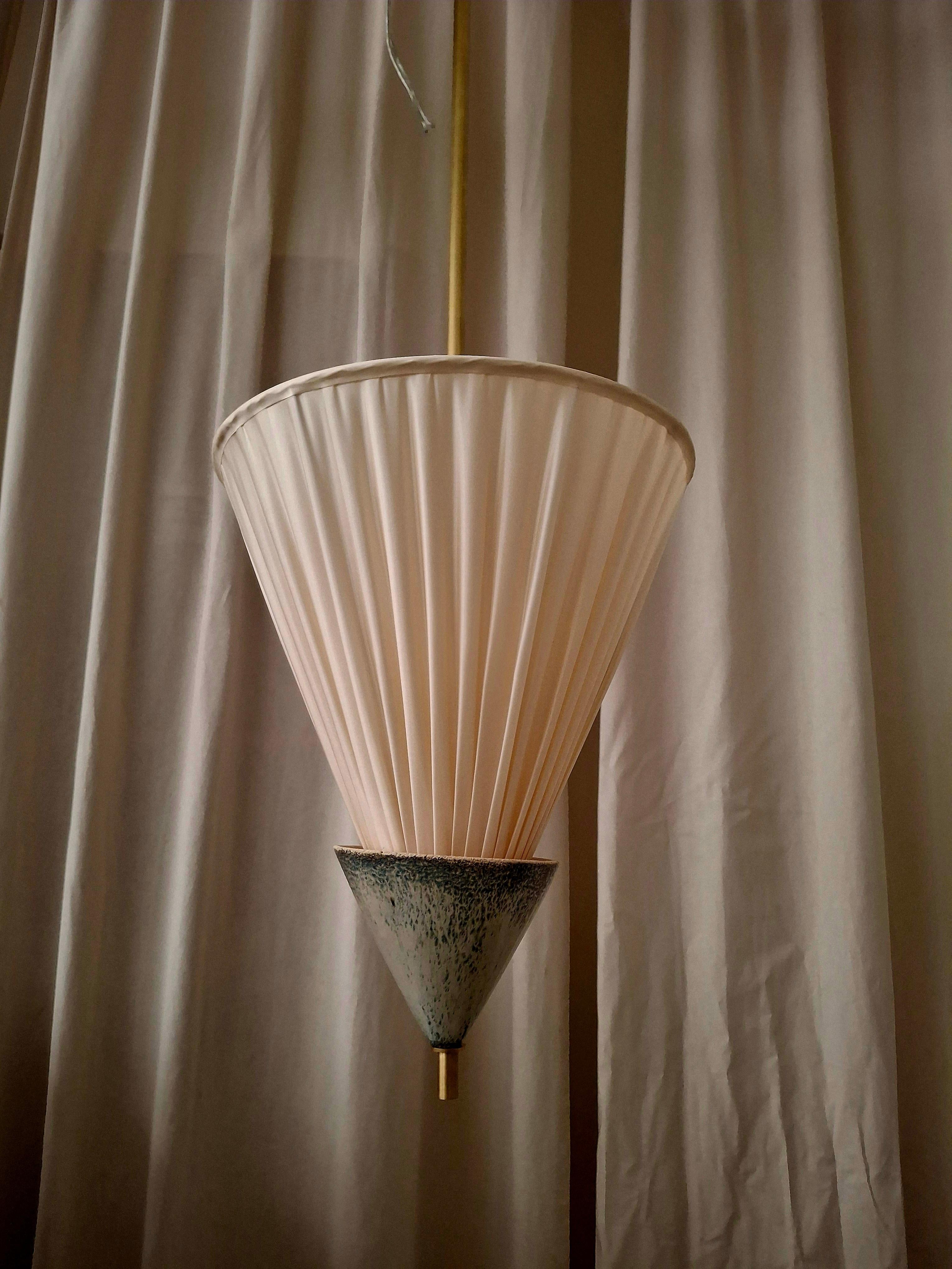 Postmoderno Lampada a sospensione da soffitto piccola in tessuto beige con paralume plissettato e ottone di Elsa Foulon in vendita