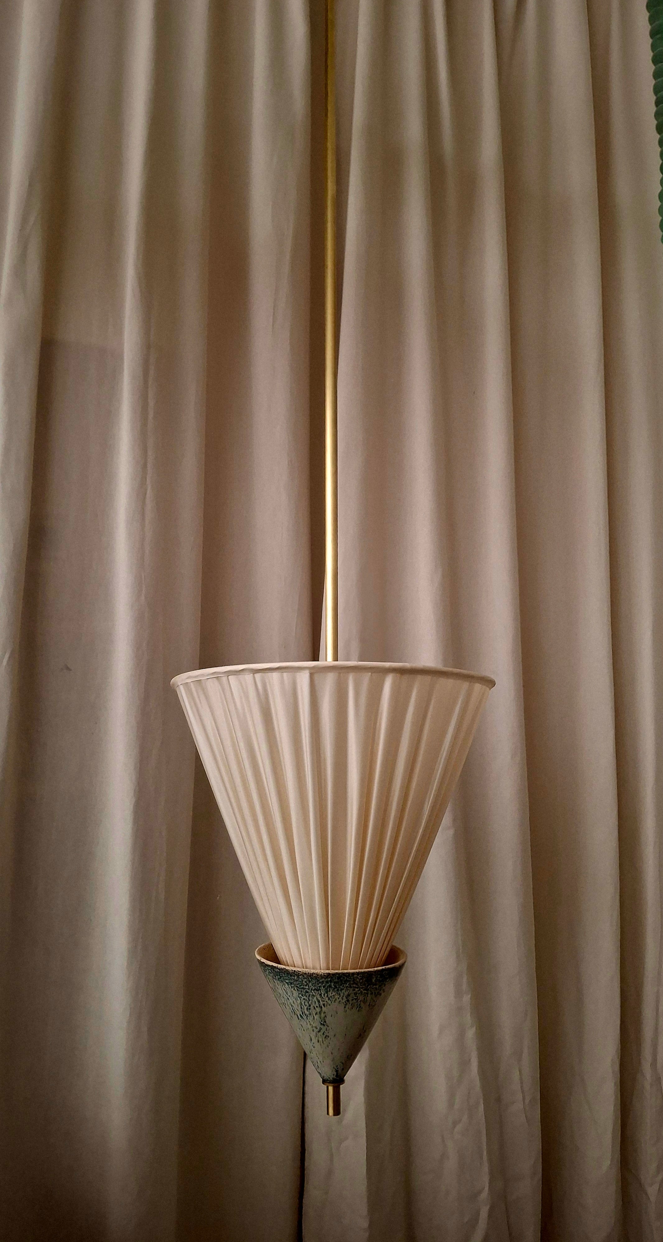 Petit plafonnier plaqué en tissu beige avec laiton d'Elsa Foulon