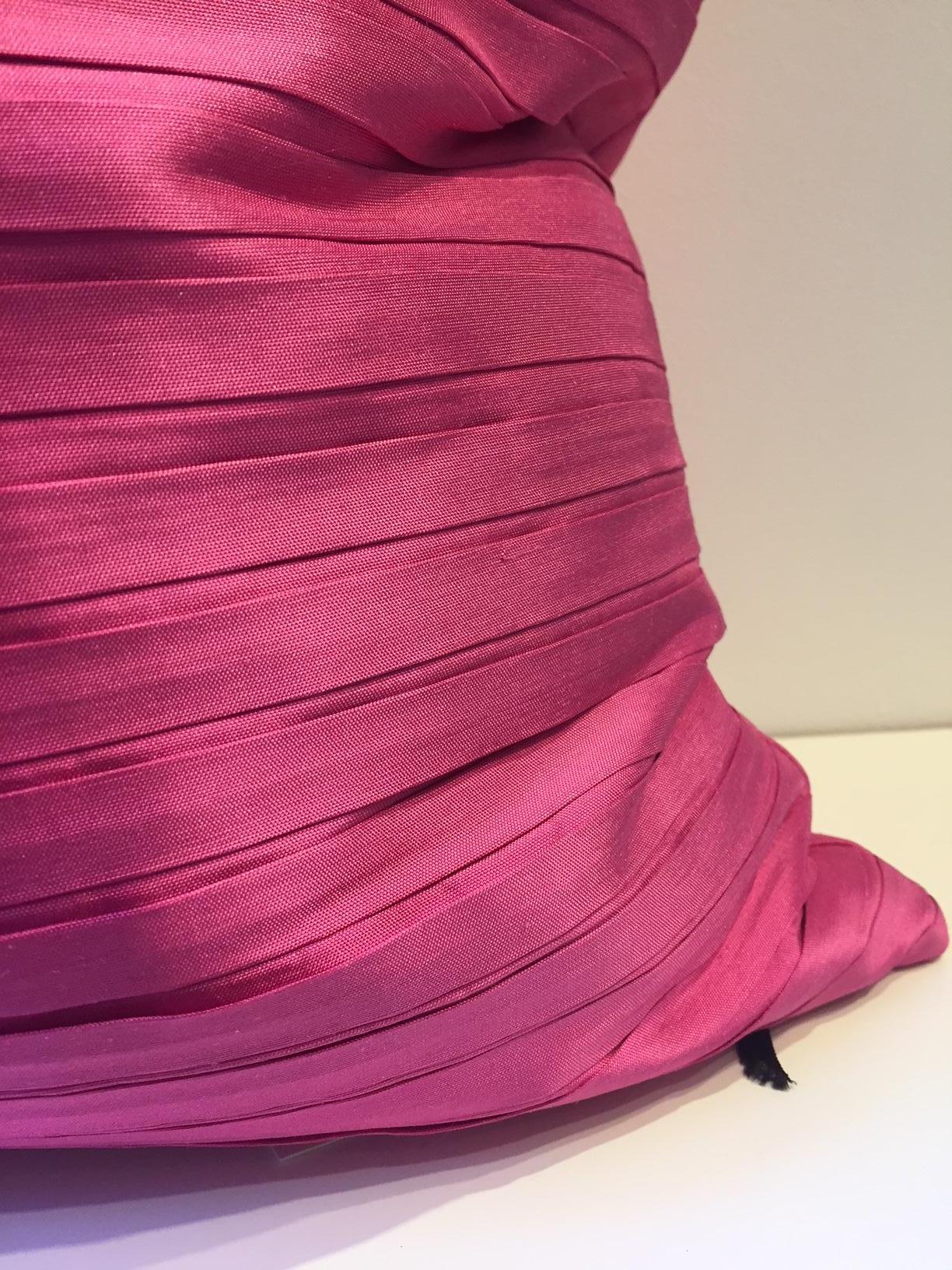 Moderne Coussin en soie plissé motif plissé couleur rose lipstick en vente