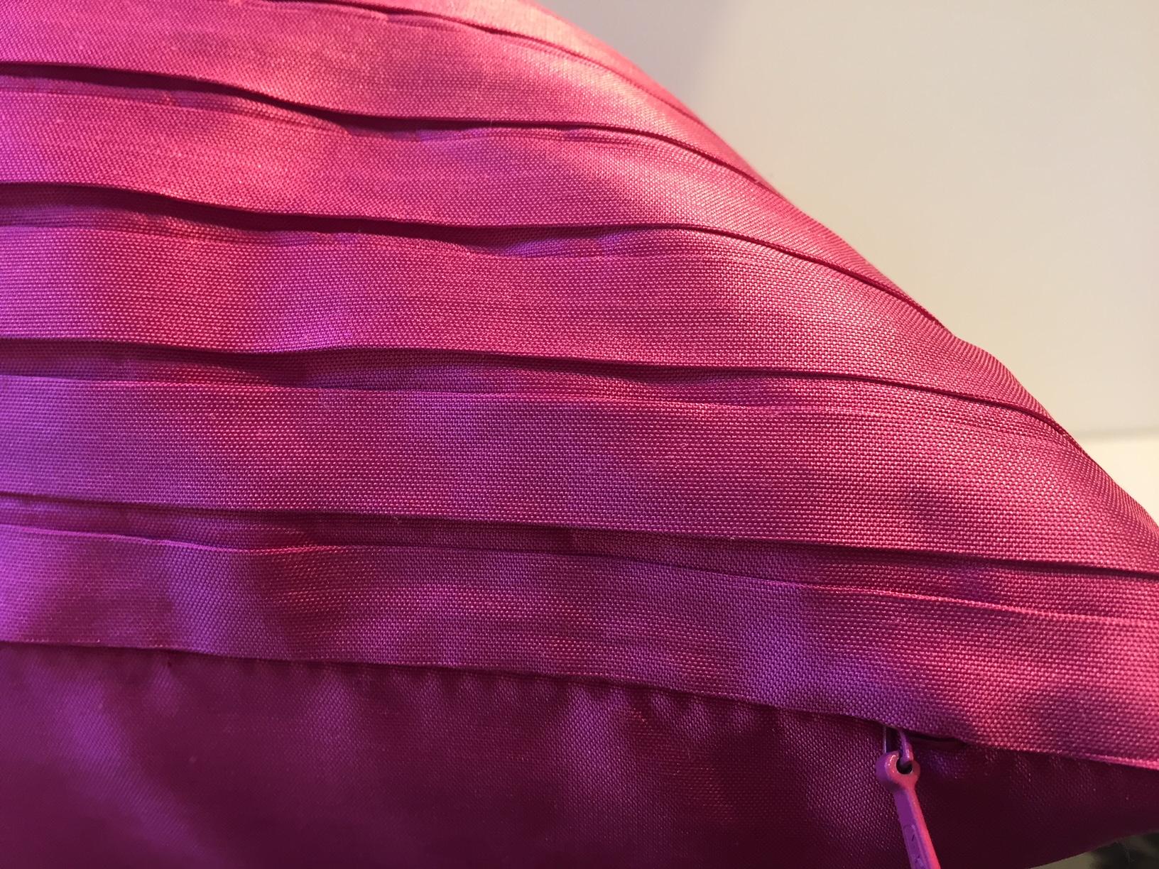 Allemand Coussin en soie plissé motif plissé couleur rose lipstick en vente