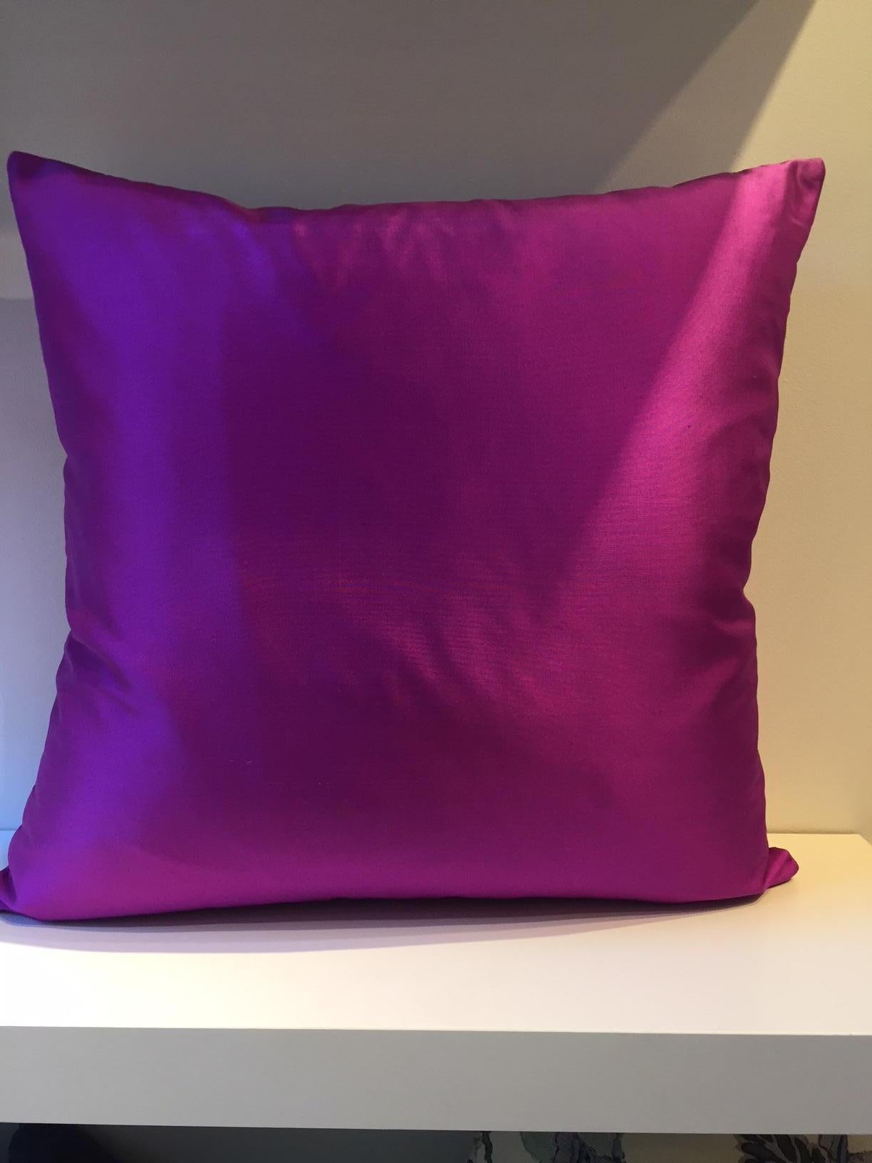 Decorative cushion: taffeta silk fabric, color orchid with embossed front panel in steam pleated fish scale pattern, back panel plain silk taffeta, 50 x 50 cm, concealed zipper in the bottom seam, cotton lining, feather inner pad,
1 no cushion