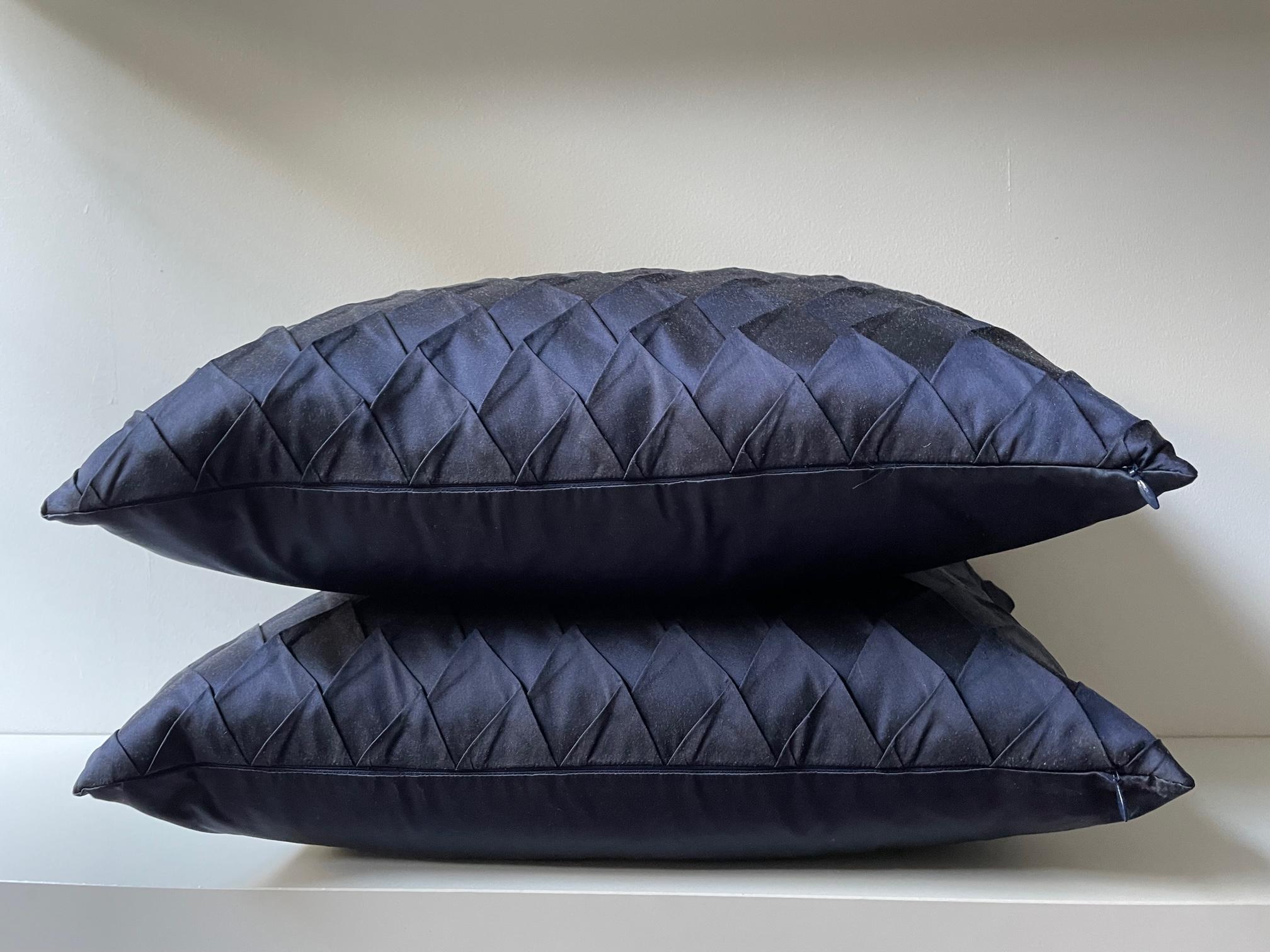 Moderne Coussins en soie plissée Motif opale Couleur bleu foncé Forme oblongue en vente