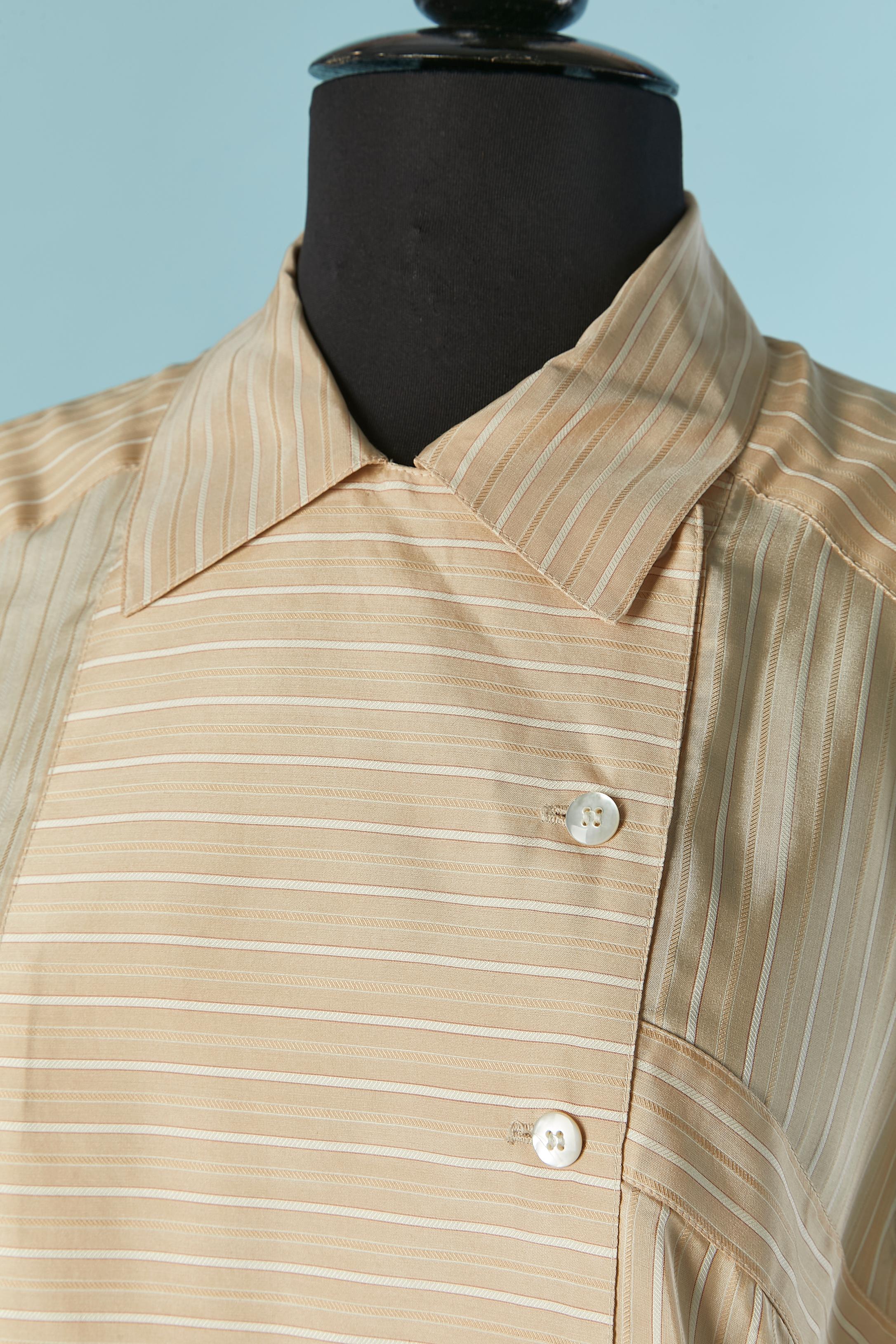 Pleated silk striped tunique. Button and buttonhole closure on the front side and on the cuffs. One extra button provided. 
Pocket on both side. 
SIZE 36 on tag but fit L 