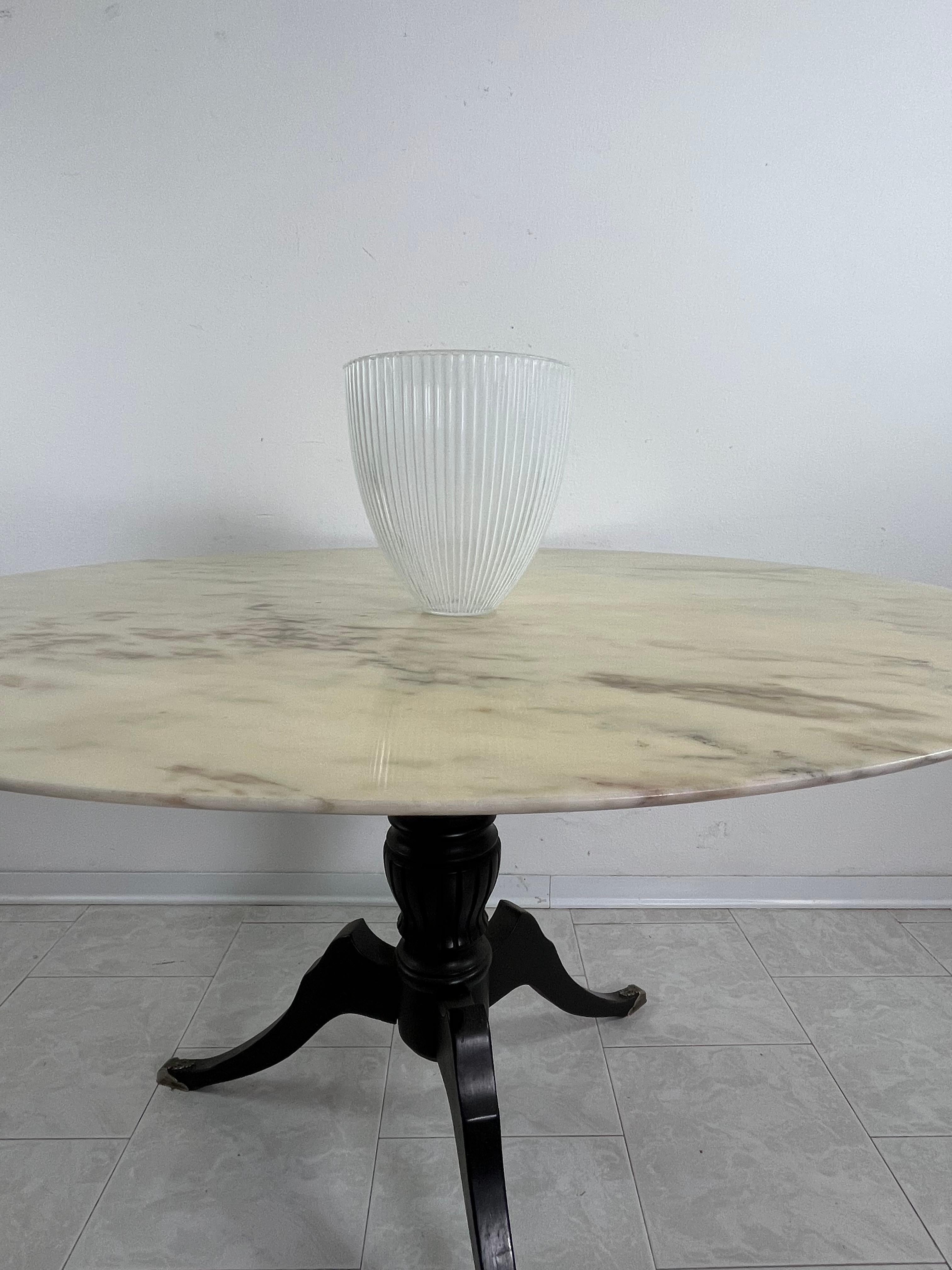 Vaso a pieghe in vetro di Murano Maestri Muranesi 1960
Condit e in buone condizioni, acquistato in uno dei negozi più prestigiosi  in Piazza San Marco (Venezia). Oggetto di grande valore.