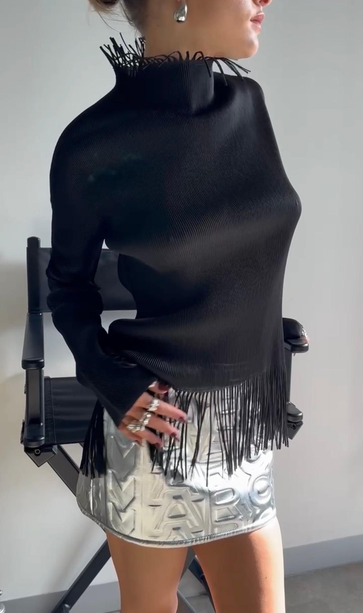 Pleats Please von Issey Miyake verbindet zeitloses Design mit avantgardistischem Anspruch, und dieses Vintage-Fransen-Top ist da keine Ausnahme. Das Modell aus dem für die Marke charakteristischen leichten Plissee-Stoff schmiegt sich wunderbar an
