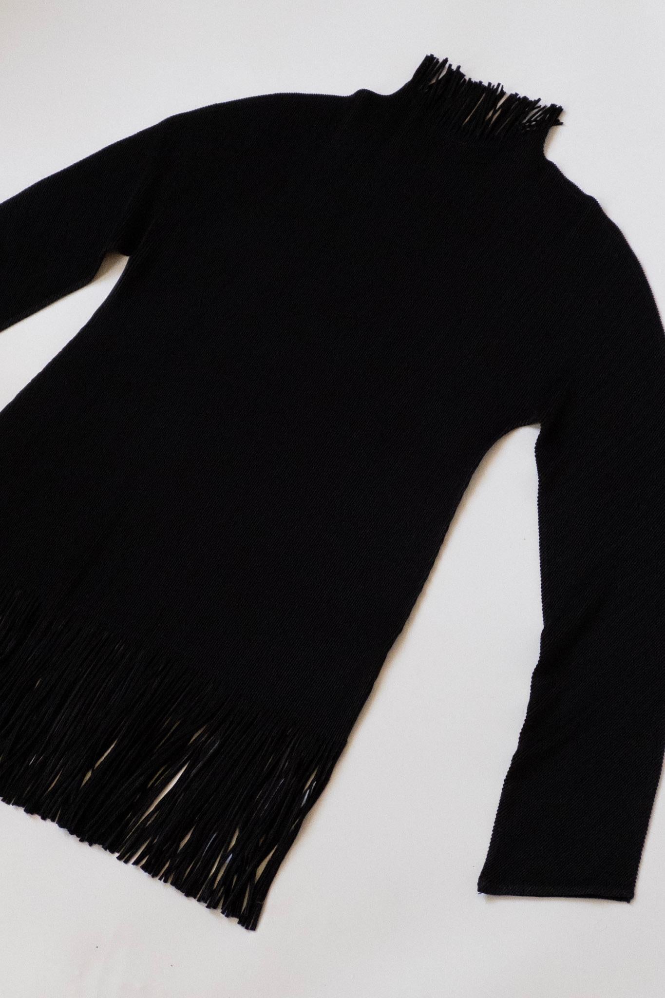 Pleats Please von Issey Miyake Vintage Schwarzes Vintage-Oberteil mit Fransen für Damen oder Herren im Angebot