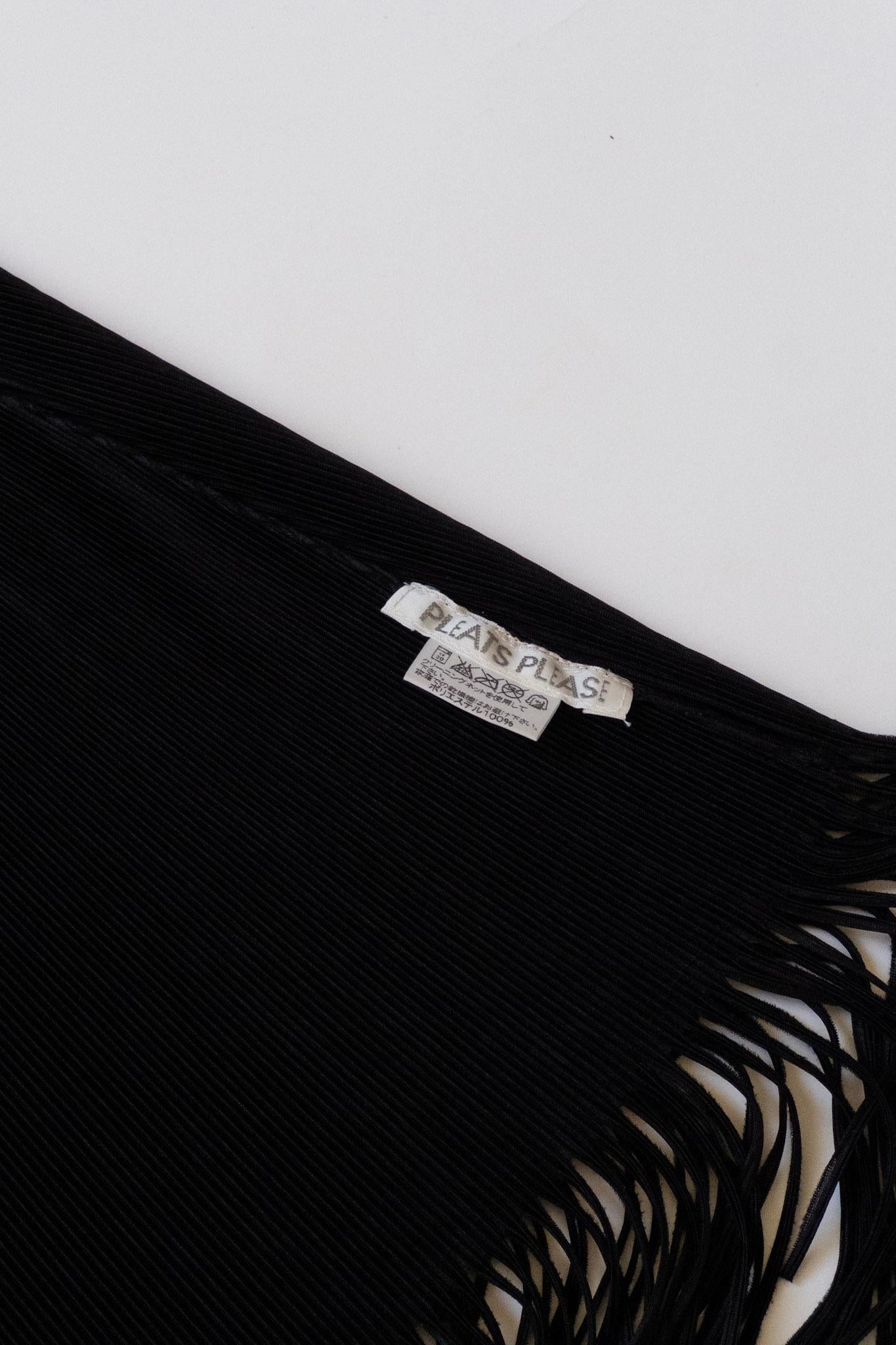 Pleats Please von Issey Miyake Vintage Schwarzes Vintage-Oberteil mit Fransen im Angebot 3