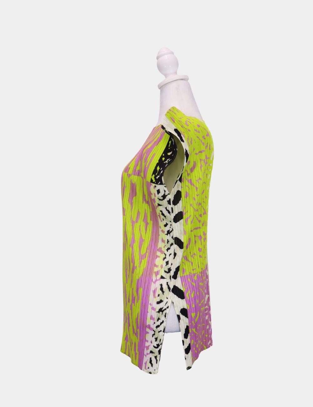 Vibrante, escultural y fácil de llevar, este top Pleats Please Issey Miyake es una audaz celebración del color y la forma. Confeccionado con el ligero tejido plisado característico de la marca, presenta un cautivador estampado abstracto en tonos
