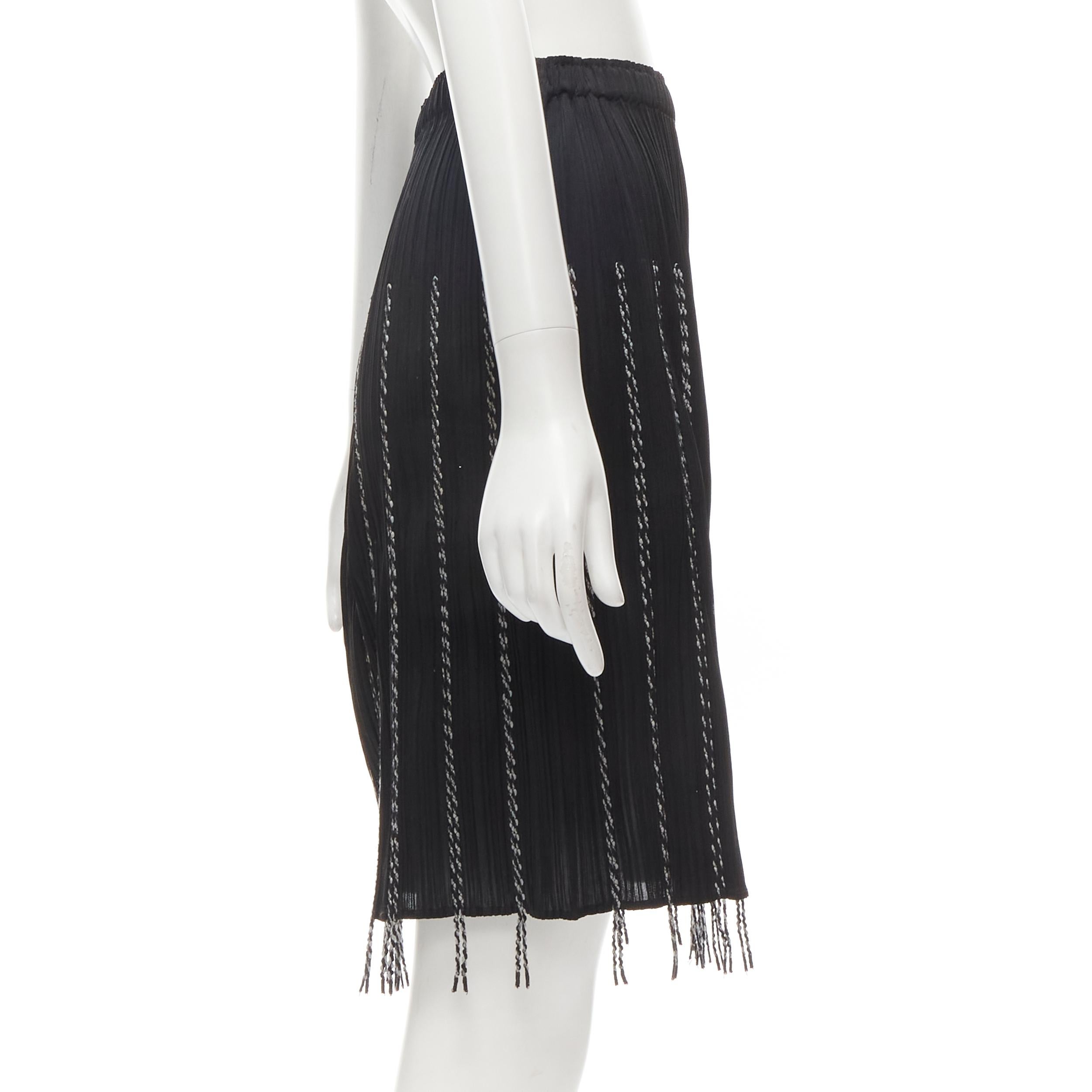 PLEATS PLEASE ISSEY MIYAKE black plisse pleated white fringe trim skirt JP3 L In Excellent Condition For Sale In Hong Kong, NT