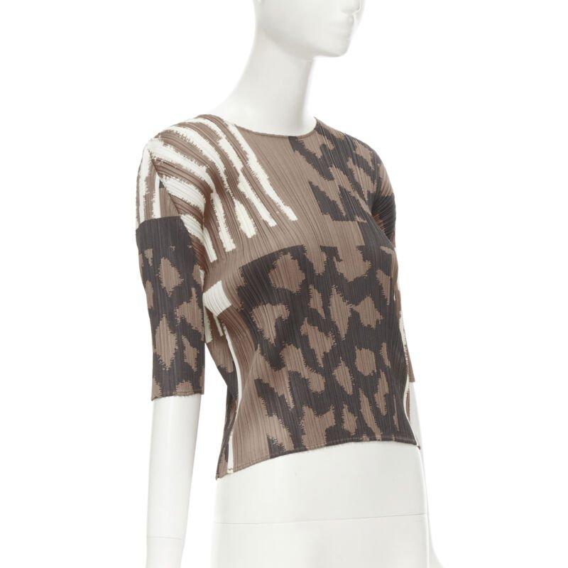 Gris PLEATS Please ISSEY MIYAKE Top plissé à imprimé ethnique abstrait, marron en vente