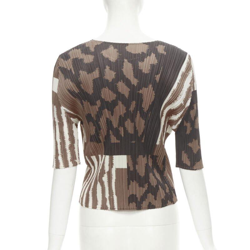 PLEATS Please ISSEY MIYAKE Top plissé à imprimé ethnique abstrait, marron Pour femmes en vente