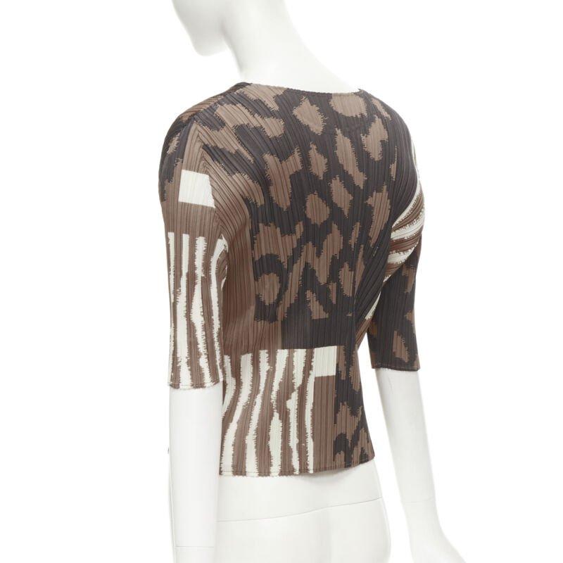 PLEATS Please ISSEY MIYAKE Top plissé à imprimé ethnique abstrait, marron en vente 1