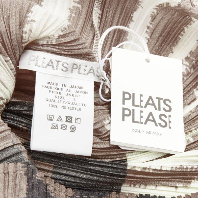 PLEATS Please ISSEY MIYAKE Top plissé à imprimé ethnique abstrait, marron en vente 3
